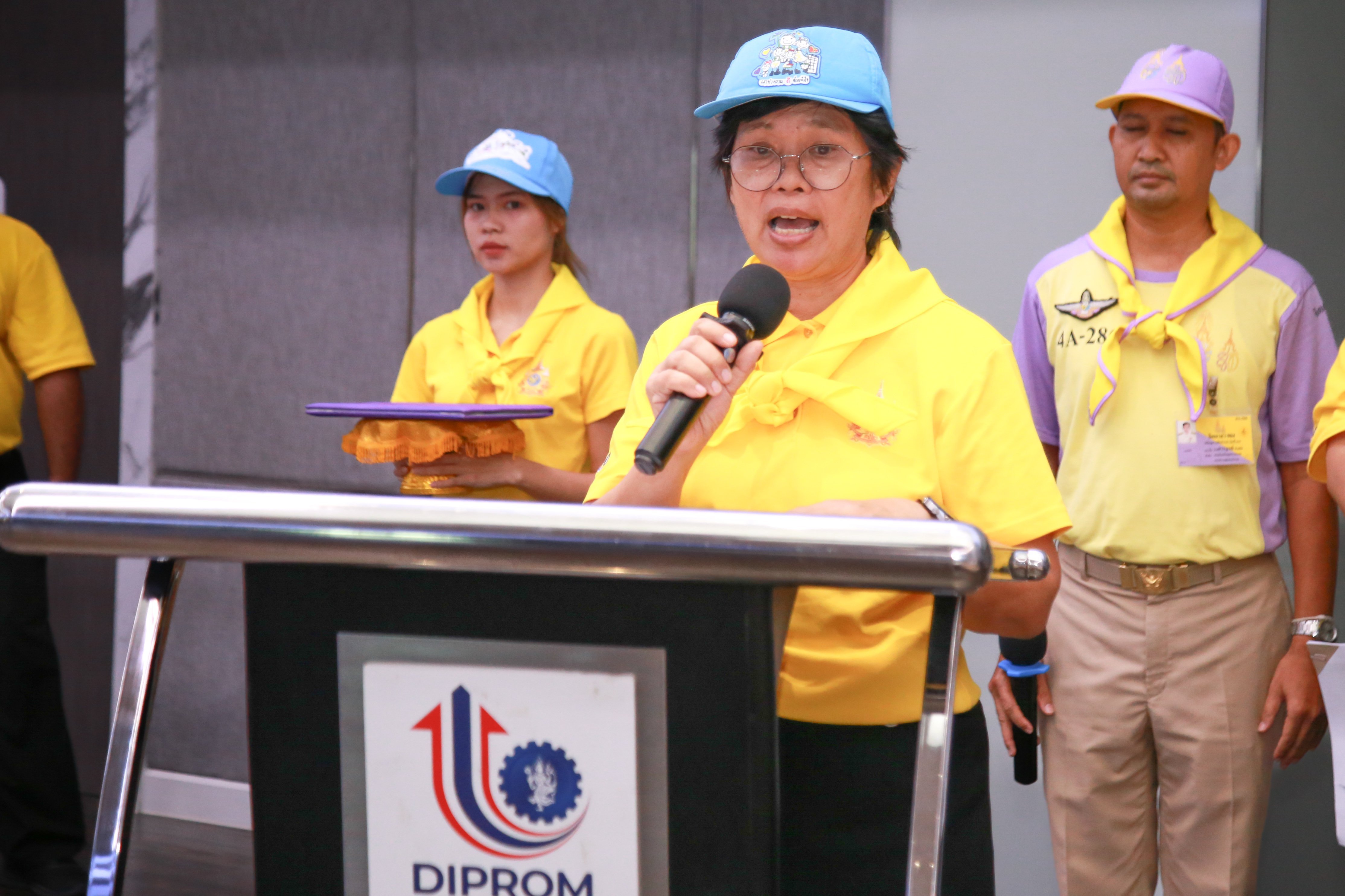 "ดีพร้อม" จัดพิธีรับมอบหมวกและผ้าพันคอจิตอาสาพระราชทาน