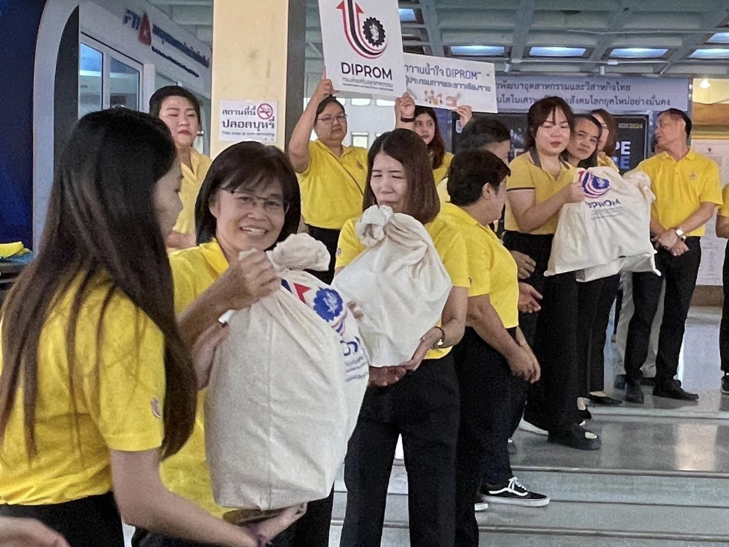 DIPROM  ปล่อยขบวนคาราวานธารน้ำใจช่วยเหลือผู้ประสบภัยน้ำท่วม จังหวัดเชียงราย