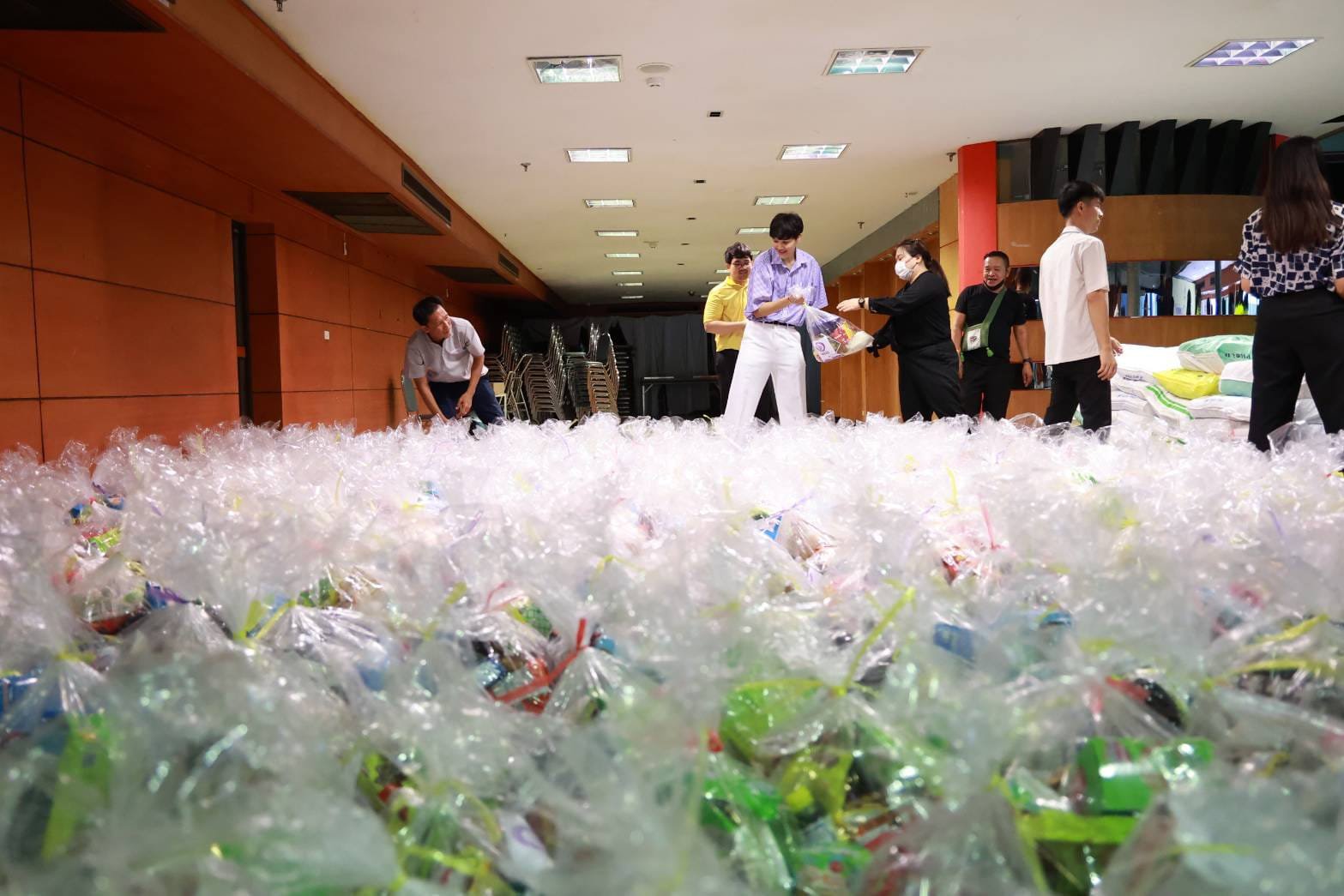 รองอธิบดีดวงดาว นำทีมดีพร้อมจัดทำถุงยังชีพ MIND ช่วยผู้ประสบอุทกภัย​ จังหวัดเชียงราย
