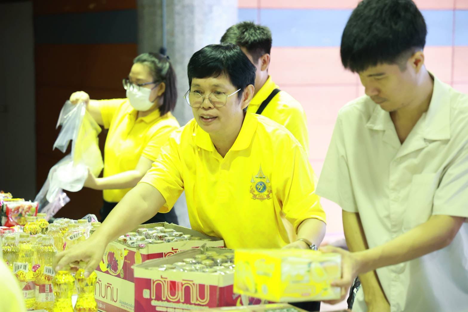 รองอธิบดีดวงดาว นำทีมดีพร้อมจัดทำถุงยังชีพ MIND ช่วยผู้ประสบอุทกภัย​ จังหวัดเชียงราย