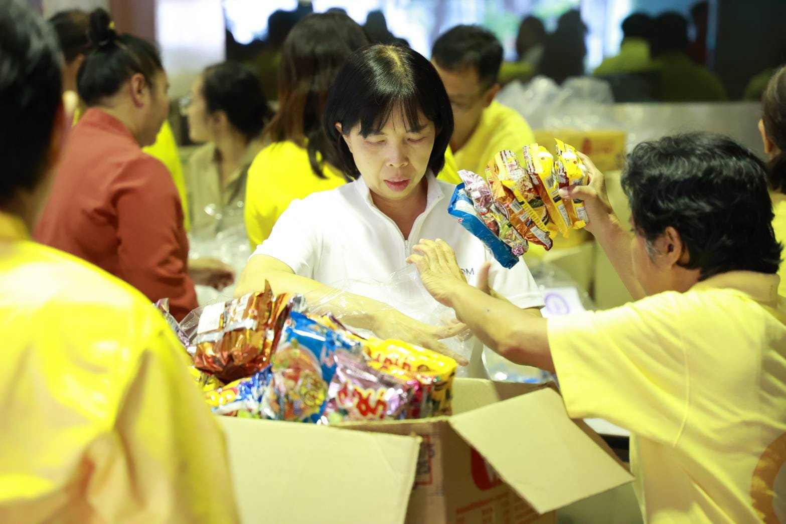 รองอธิบดีดวงดาว นำทีมดีพร้อมจัดทำถุงยังชีพ MIND ช่วยผู้ประสบอุทกภัย​ จังหวัดเชียงราย