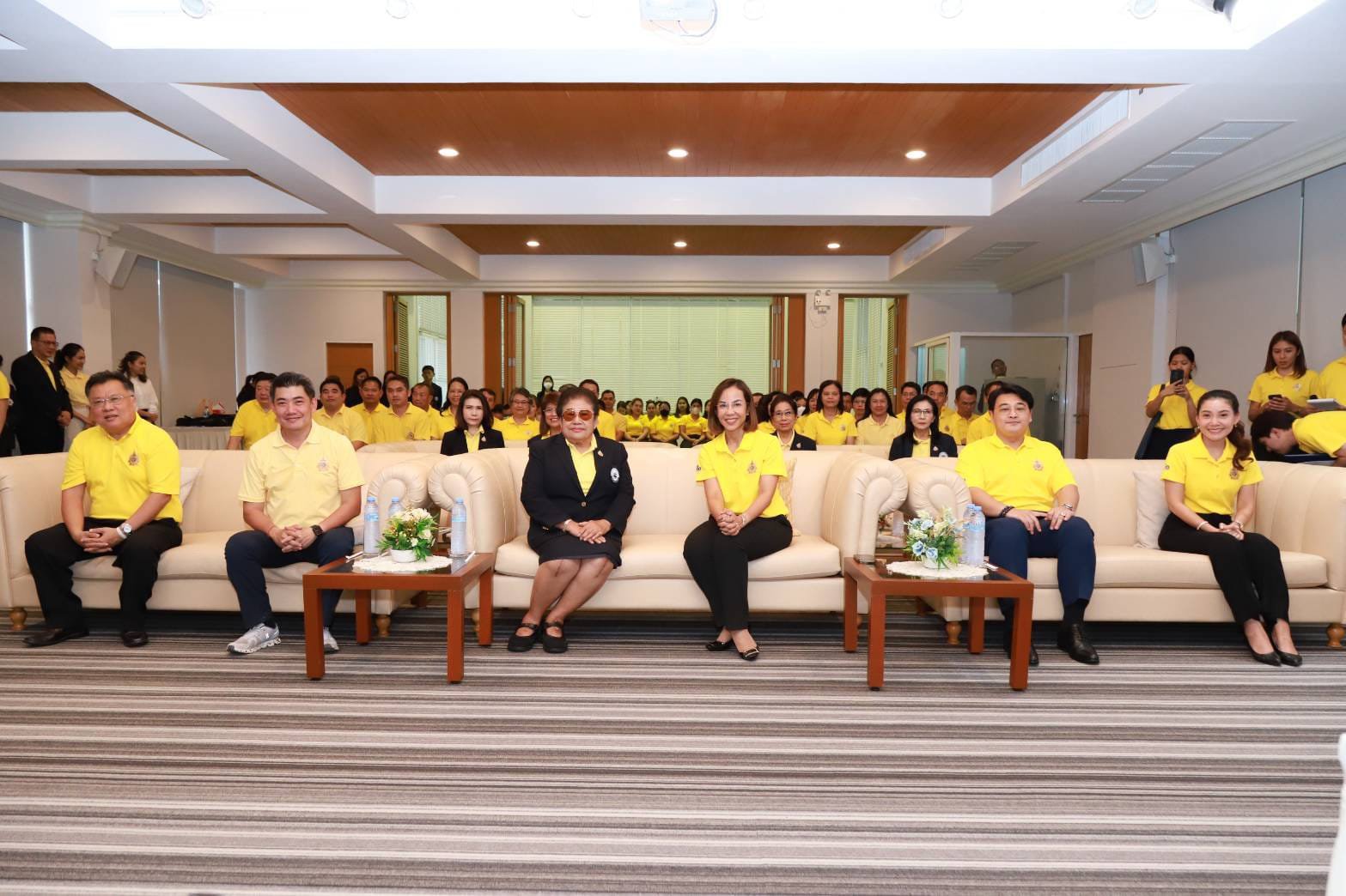รัฐมนตรีฯ พิมพ์ภัทรา นำคณะผู้บริหารร่วมกิจกรรม “ดีพร้อมส่งรอยยิ้มทำความดีด้วยหัวใจ เทิดไท้องค์ราชัน 72 พรรษา”