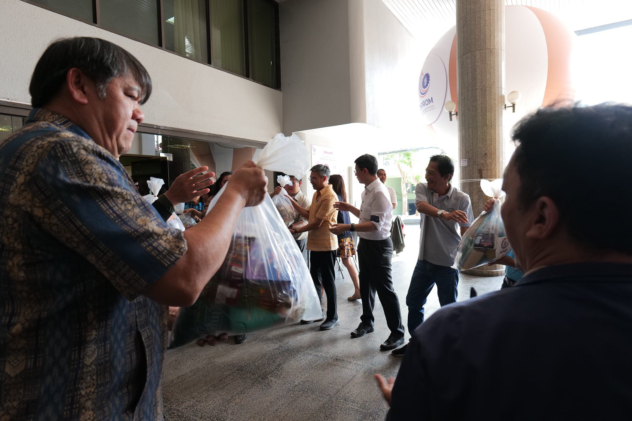 "ดีพร้อม" นำทีมส่งมอบ "ถุง MIND ไม่ทิ้งกัน" ร่วมใจช่วยเหลือพี่น้องผู้ประสบภัยพิบัติในพื้นที่ภาคใต้