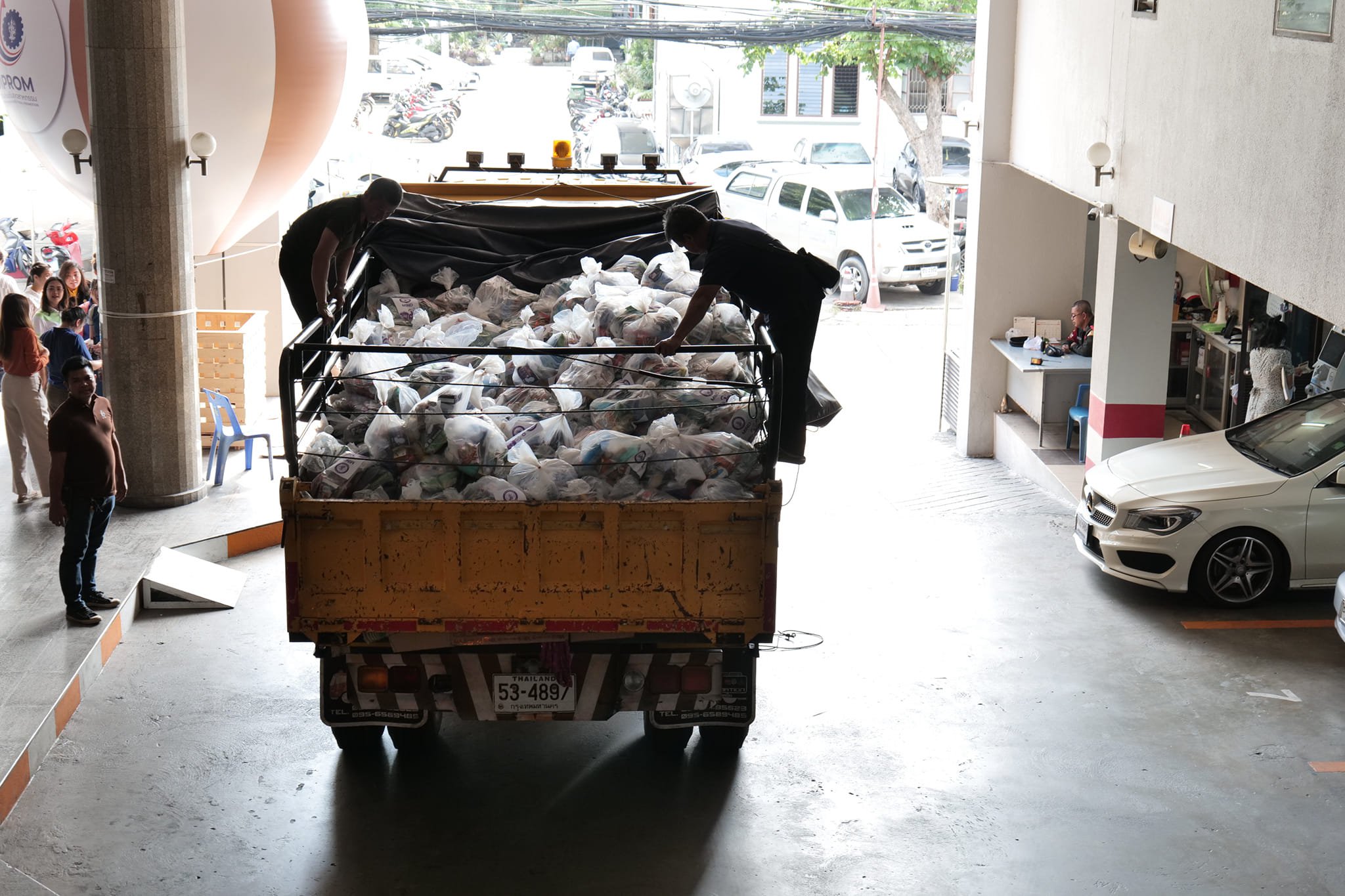 "ดีพร้อม" นำทีมส่งมอบ "ถุง MIND ไม่ทิ้งกัน" ร่วมใจช่วยเหลือพี่น้องผู้ประสบภัยพิบัติในพื้นที่ภาคใต้
