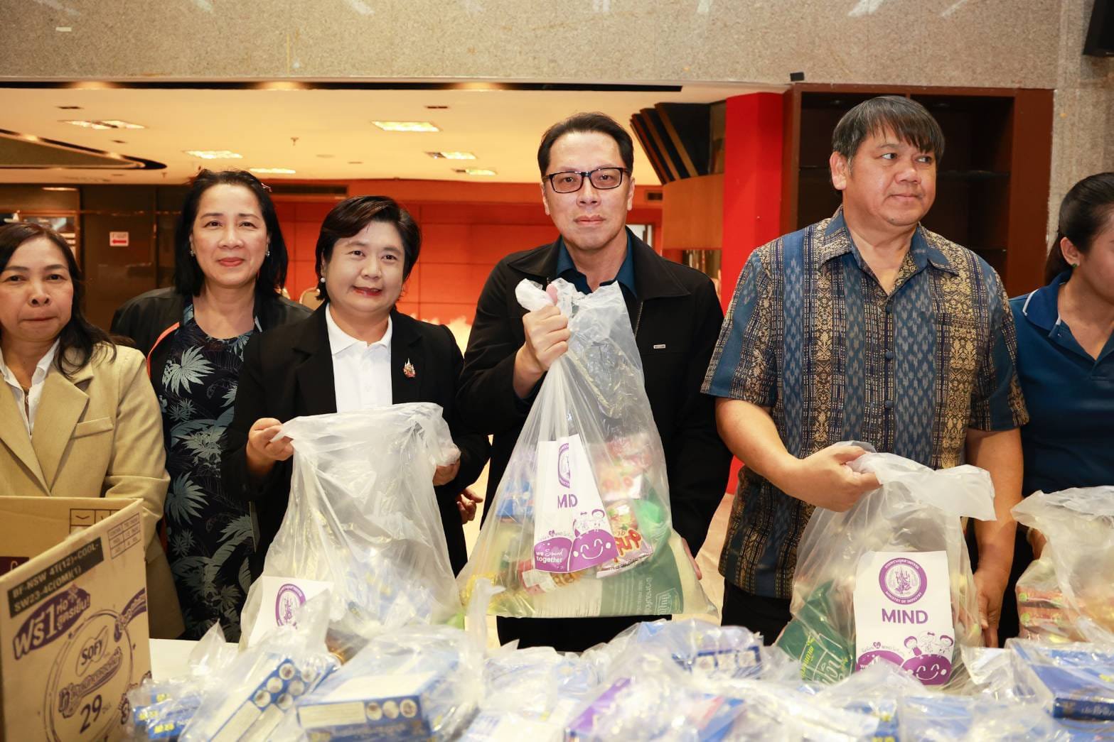 "ดีพร้อม" นำทีมส่งมอบ "ถุง MIND ไม่ทิ้งกัน" ร่วมใจช่วยเหลือพี่น้องผู้ประสบภัยพิบัติในพื้นที่ภาคใต้