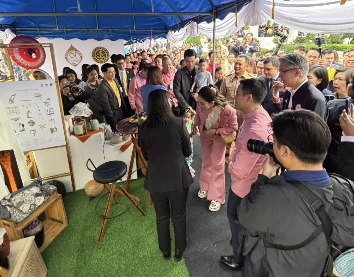 “อธิบดีดีพร้อม” ต้อนรับ “นายกฯ แพทองธาร” ชมผลิตภัณฑ์สุดปังจากดีพร้อม โชว์ไผ่และเครื่องเขินไทย ชูอัตลักษณ์พื้นถิ่น ดันซอฟต์พาวเวอร์ไทยสู่สากล ตามนโยบาย "รมต.เอกนัฏ"