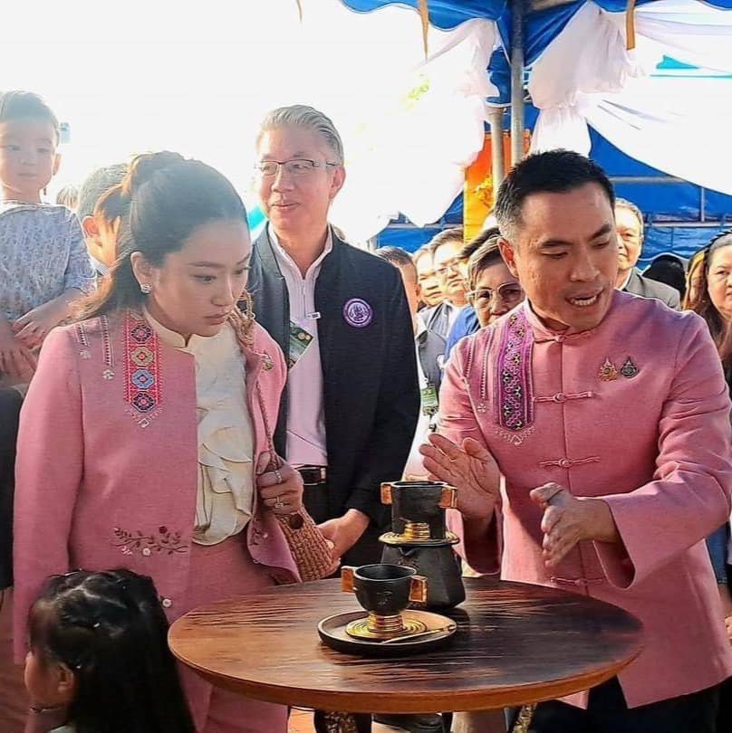 “อธิบดีดีพร้อม” ต้อนรับ “นายกฯ แพทองธาร” ชมผลิตภัณฑ์สุดปังจากดีพร้อม โชว์ไผ่และเครื่องเขินไทย ชูอัตลักษณ์พื้นถิ่น ดันซอฟต์พาวเวอร์ไทยสู่สากล ตามนโยบาย "รมต.เอกนัฏ"