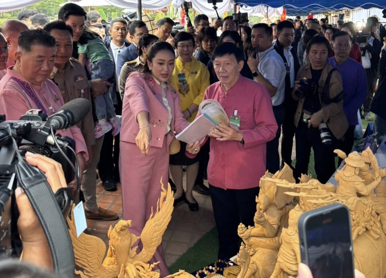 “อธิบดีดีพร้อม” ต้อนรับ “นายกฯ แพทองธาร” ชมผลิตภัณฑ์สุดปังจากดีพร้อม โชว์ไผ่และเครื่องเขินไทย ชูอัตลักษณ์พื้นถิ่น ดันซอฟต์พาวเวอร์ไทยสู่สากล ตามนโยบาย "รมต.เอกนัฏ"