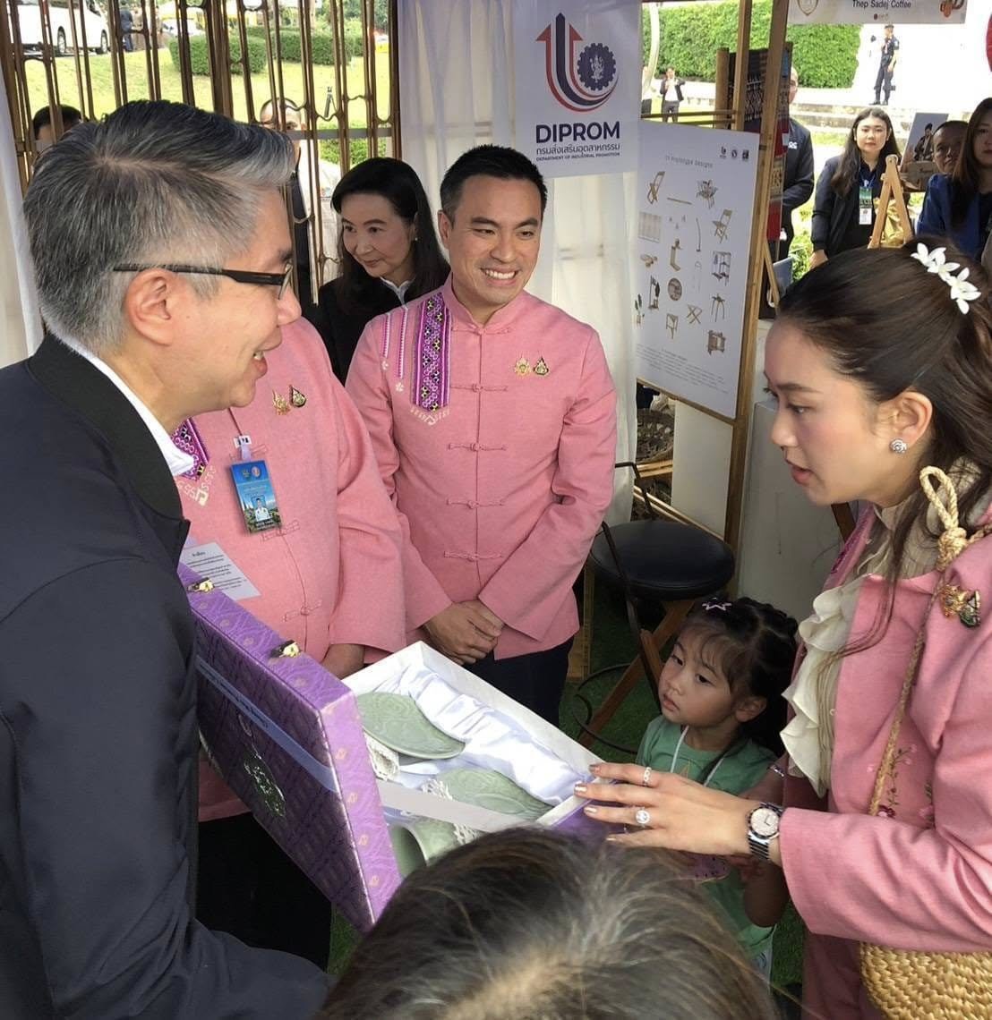 “อธิบดีดีพร้อม” ต้อนรับ “นายกฯ แพทองธาร” ชมผลิตภัณฑ์สุดปังจากดีพร้อม โชว์ไผ่และเครื่องเขินไทย ชูอัตลักษณ์พื้นถิ่น ดันซอฟต์พาวเวอร์ไทยสู่สากล ตามนโยบาย "รมต.เอกนัฏ"