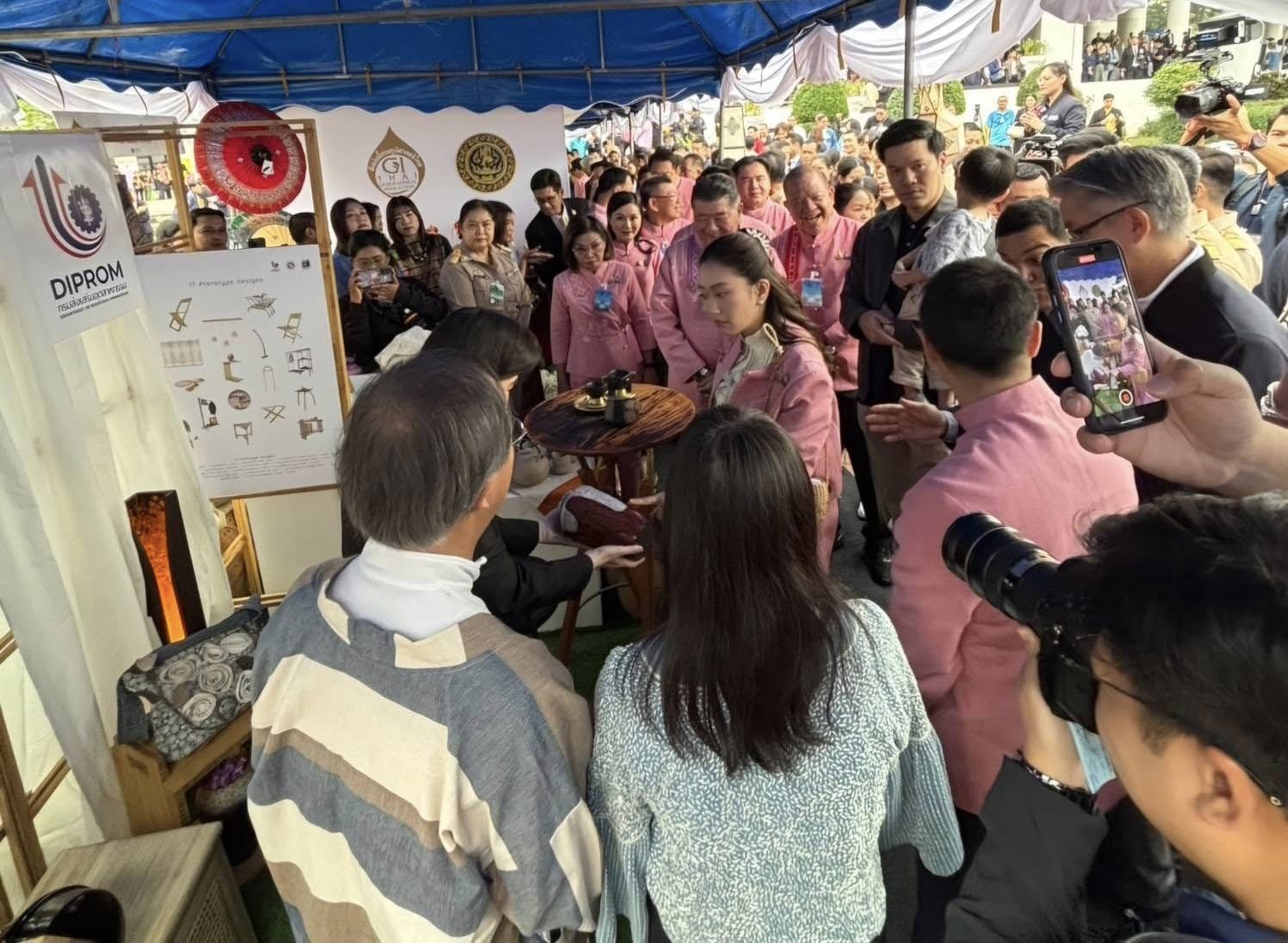 “อธิบดีดีพร้อม” ต้อนรับ “นายกฯ แพทองธาร” ชมผลิตภัณฑ์สุดปังจากดีพร้อม โชว์ไผ่และเครื่องเขินไทย ชูอัตลักษณ์พื้นถิ่น ดันซอฟต์พาวเวอร์ไทยสู่สากล ตามนโยบาย "รมต.เอกนัฏ"