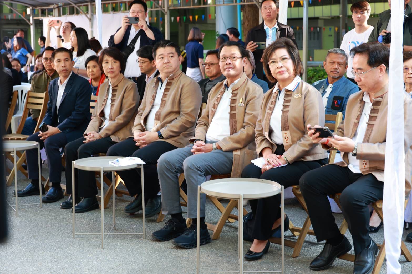 “รมว.เอกนัฏ” บุกภาคเหนือ โชว์ปฏิรูปอุตสาหกรรม สั่งการ “ดีพร้อม” ส่งเสริมเกษตรแปรรูป ชูอัตลักษณ์ท้องถิ่น หนุนซอฟต์พาวเวอร์ เชื่อมโยงเครือข่ายคลัสเตอร์ดิจิทัล ป้องกันภัยพิบัติ ดันอุตสาหกรรมการแพทย์และสุขภาพอย่างยั่งยืน