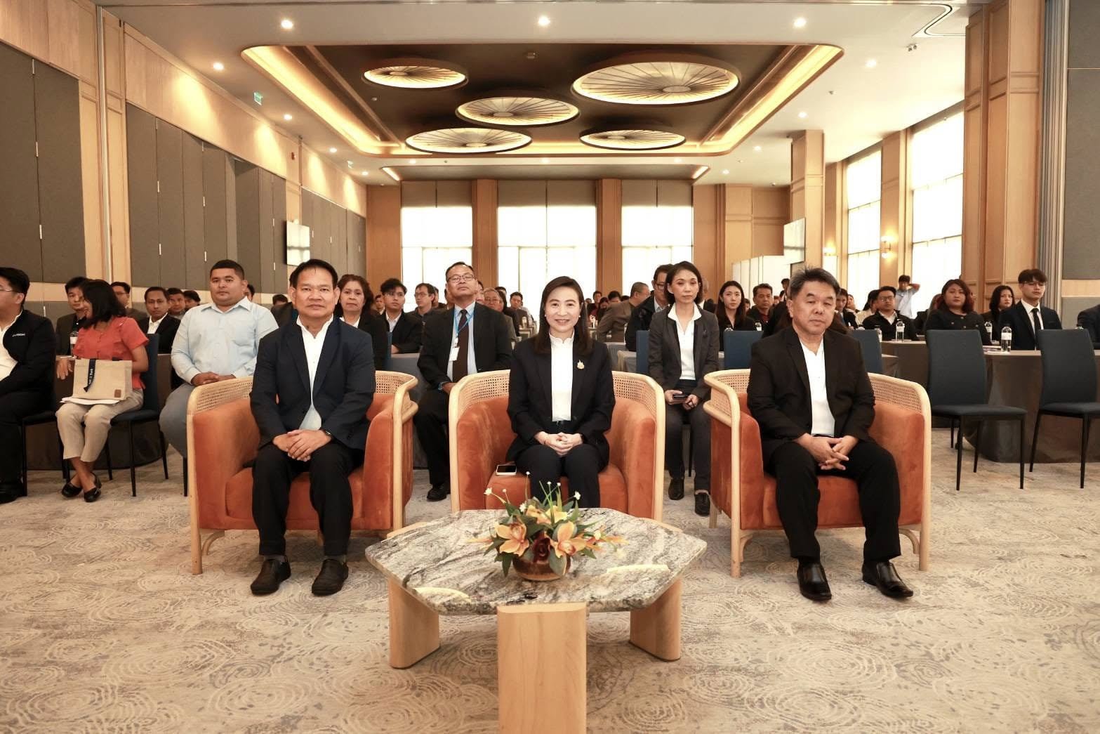 เขย่าวงการโลจิสติกส์ไทย! จับตา 'ดีพร้อม' สยายปีกรุก “ภาคขนส่งสีเขียว” หนุนนโยบาย ”รมว.เอกนัฏ“ BCG-driven Enterprise โชว์ต้นแบบ 25 กิจการ ลดก๊าซเรือนกระจกกว่า 6,000 ตันคาร์บอน สร้างมูลค่าโดยรวมเกิน 200 กว่าล้านบาทต่อปี