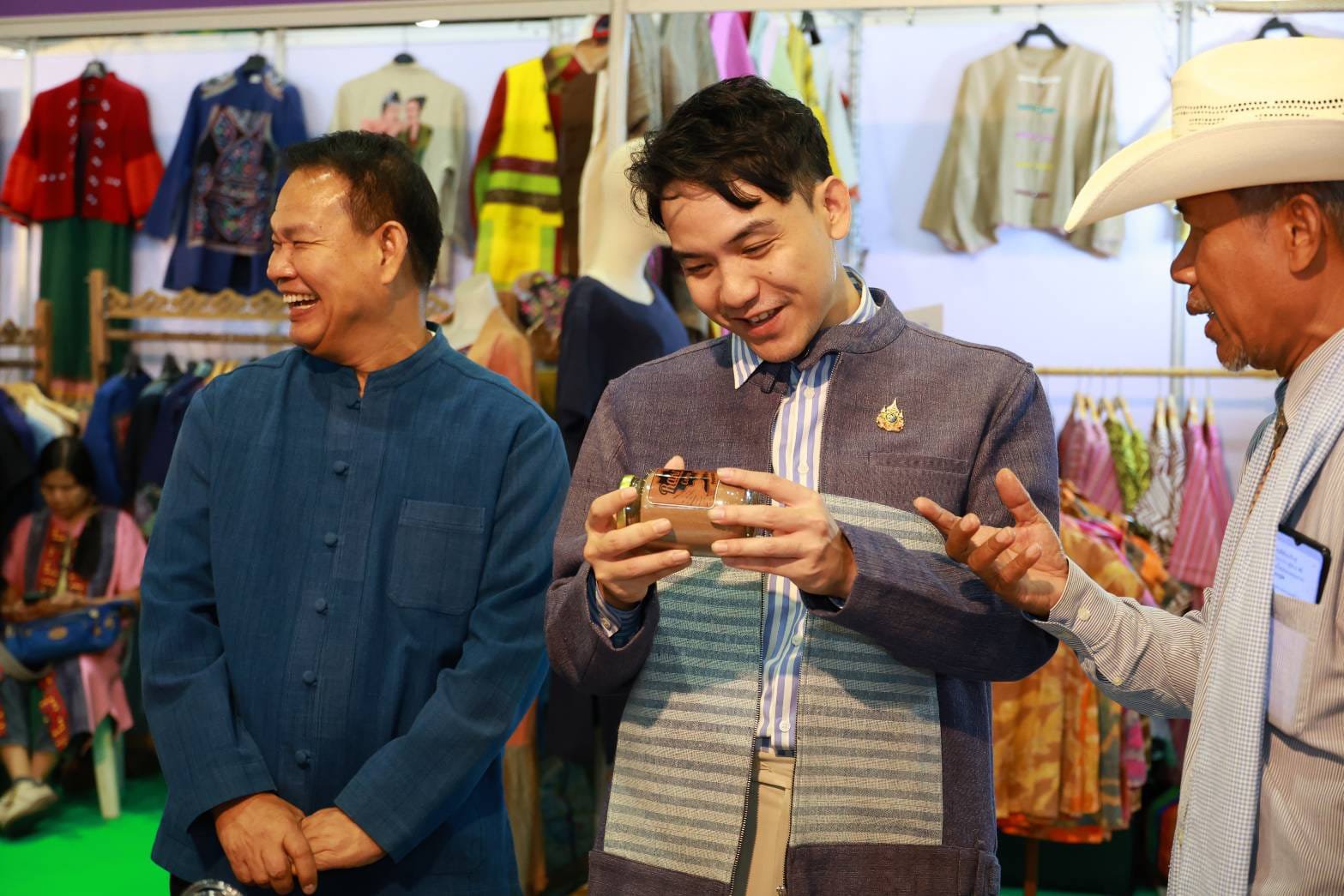 เลขารัฐมนตรีฯ พงศ์พล และรองอธิบดีสุรพล ร่วมเป็นเกียรติในพิธีเปิดงาน OTOP City 2024