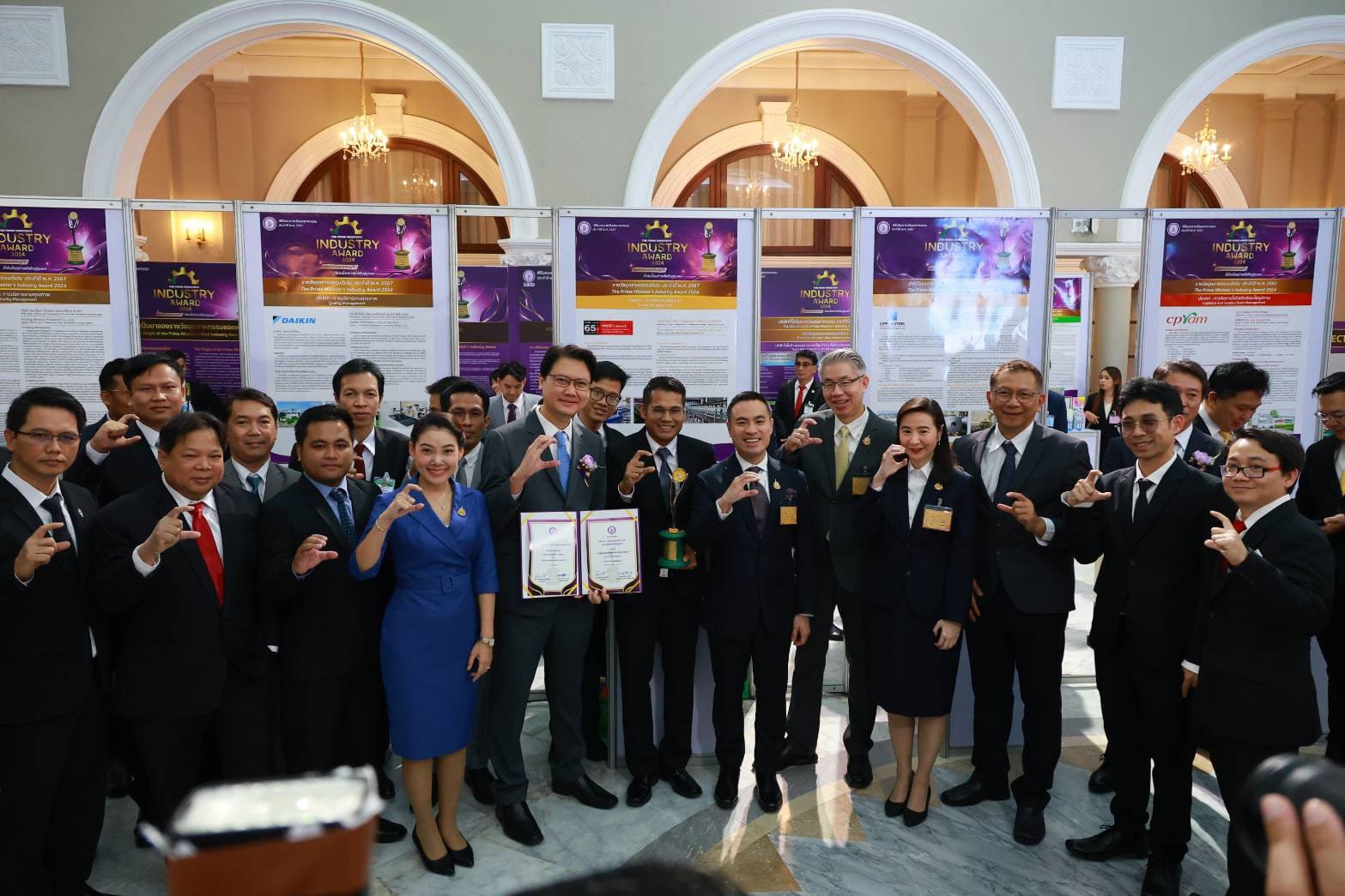 นายกฯ มอบรางวัลอุตสาหกรรม ประจำปี 2567 เชิดชูเกียรติ 41 องค์กรต้นแบบทั่วประเทศ นำการปฏิรูปอุตสาหกรรม และเศรษฐกิจไทยที่เติบโตอย่างยั่งยืนคู่ชุมชน