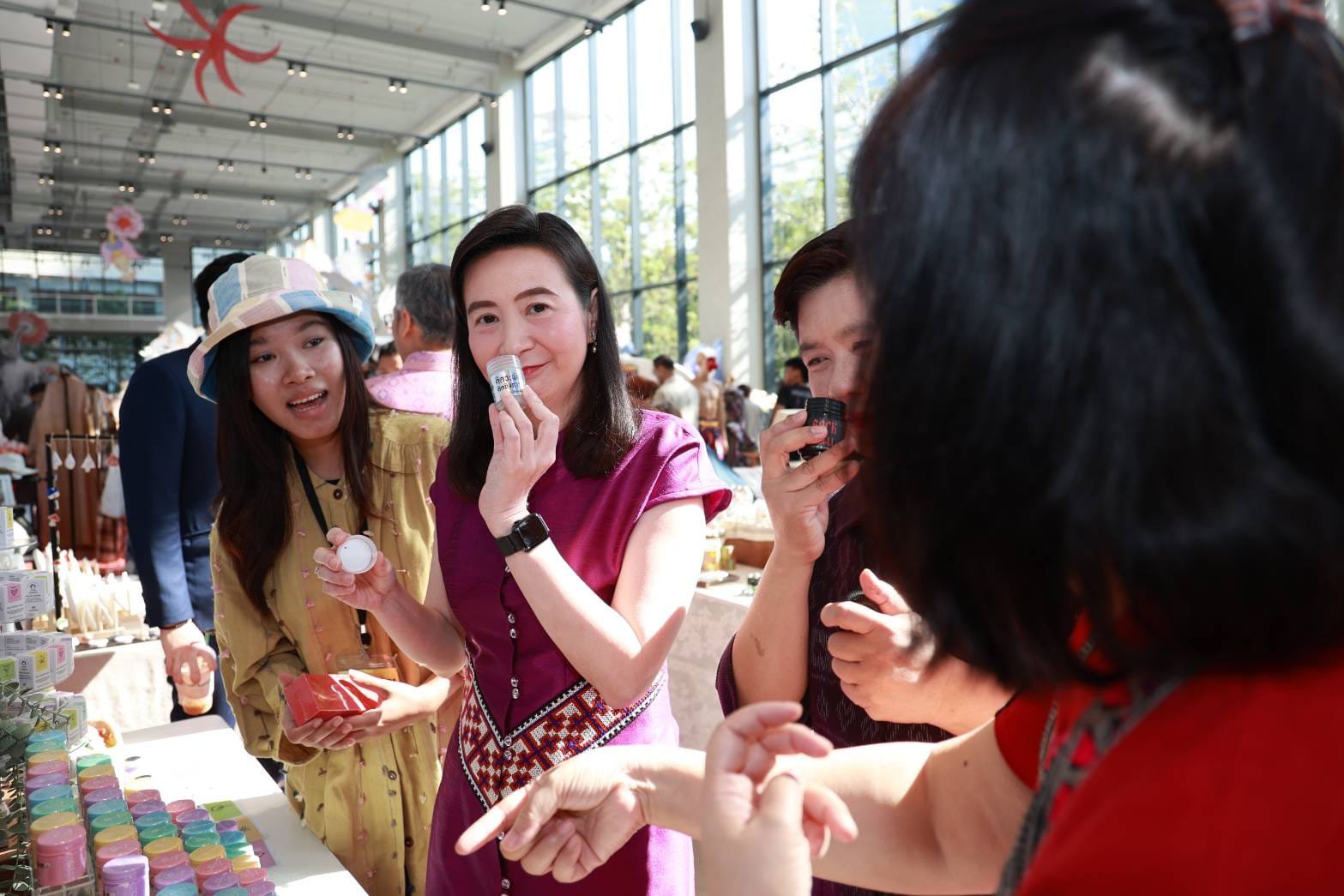 “รมว.เอกนัฏ” โชว์ “ดีพร้อม” หนุนซอฟต์พาวเวอร์แฟชั่นไทย ในงาน ShowPow ต้อนรับปีใหม่ ส่งเสริมอัตลักษณ์ท้องถิ่น นำภูมิปัญญาไทยสู่สากล