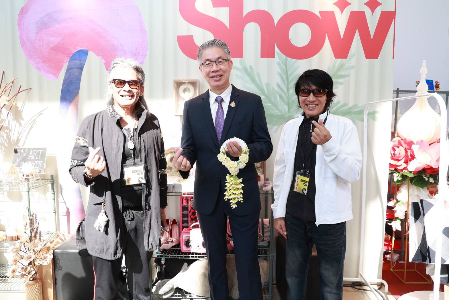 “รมว.เอกนัฏ” โชว์ “ดีพร้อม” หนุนซอฟต์พาวเวอร์แฟชั่นไทย ในงาน ShowPow ต้อนรับปีใหม่ ส่งเสริมอัตลักษณ์ท้องถิ่น นำภูมิปัญญาไทยสู่สากล