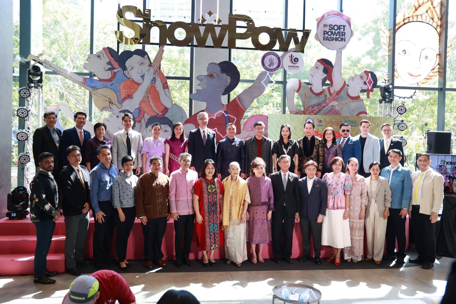 “รมว.เอกนัฏ” โชว์ “ดีพร้อม” หนุนซอฟต์พาวเวอร์แฟชั่นไทย ในงาน ShowPow ต้อนรับปีใหม่ ส่งเสริมอัตลักษณ์ท้องถิ่น นำภูมิปัญญาไทยสู่สากล