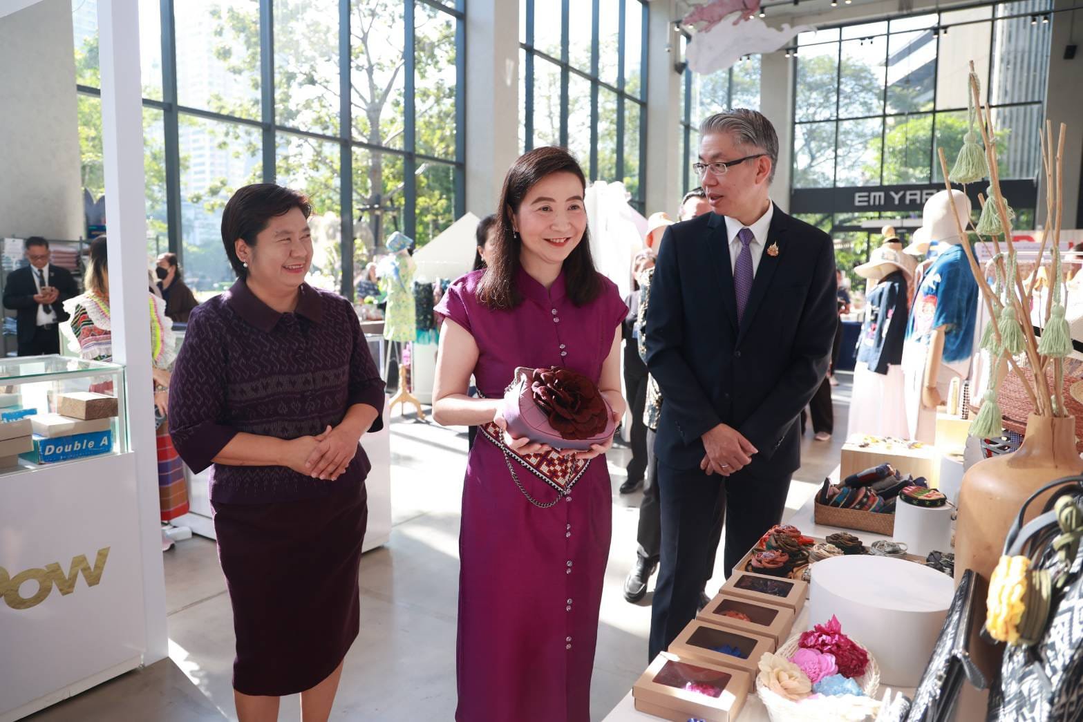 “รมว.เอกนัฏ” โชว์ “ดีพร้อม” หนุนซอฟต์พาวเวอร์แฟชั่นไทย ในงาน ShowPow ต้อนรับปีใหม่ ส่งเสริมอัตลักษณ์ท้องถิ่น นำภูมิปัญญาไทยสู่สากล