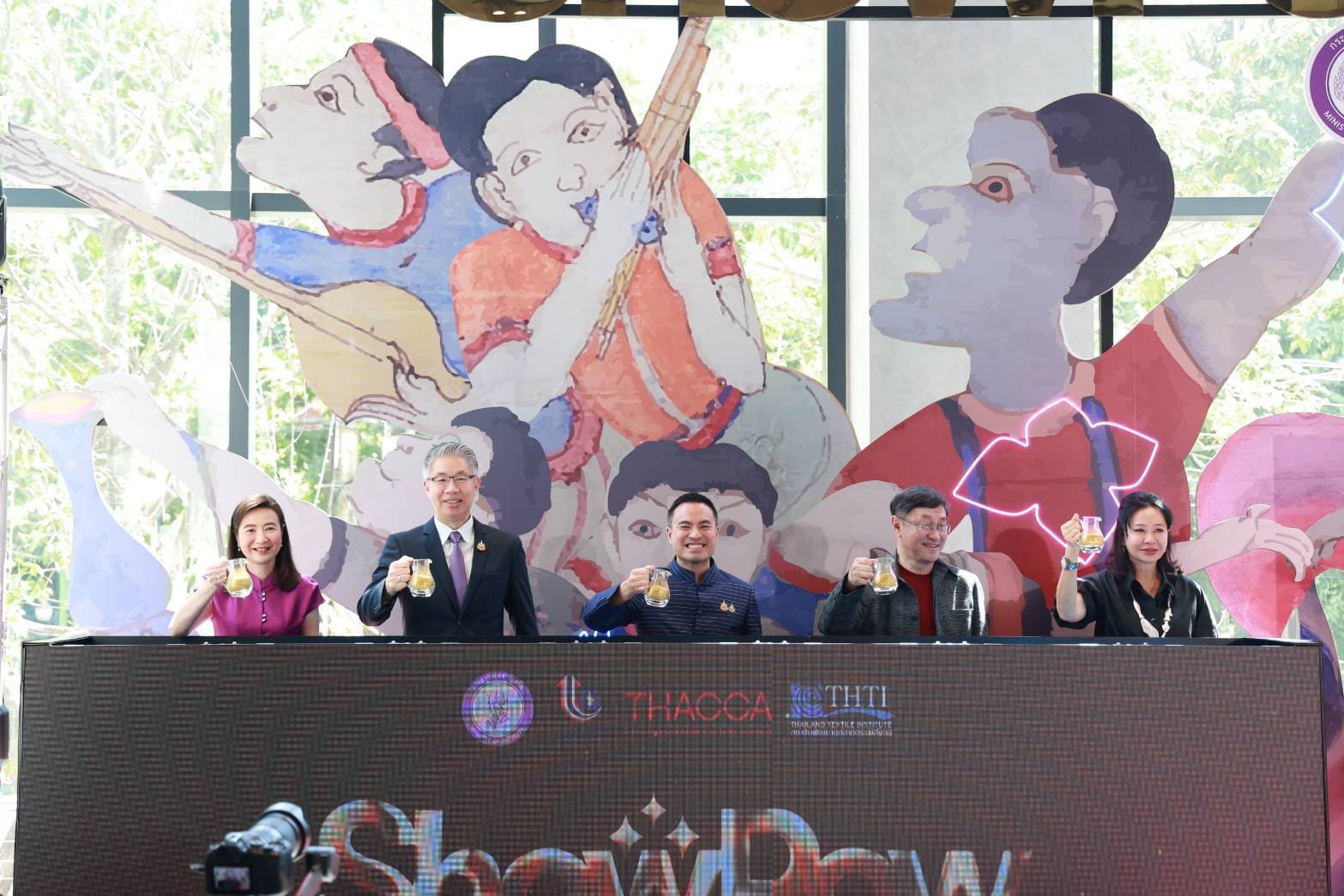 “รมว.เอกนัฏ” โชว์ “ดีพร้อม” หนุนซอฟต์พาวเวอร์แฟชั่นไทย ในงาน ShowPow ต้อนรับปีใหม่ ส่งเสริมอัตลักษณ์ท้องถิ่น นำภูมิปัญญาไทยสู่สากล