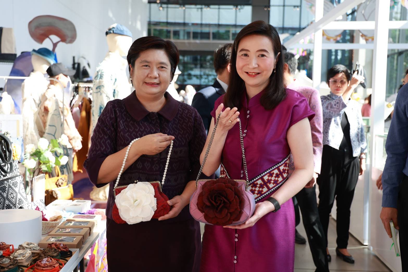 “รมว.เอกนัฏ” โชว์ “ดีพร้อม” หนุนซอฟต์พาวเวอร์แฟชั่นไทย ในงาน ShowPow ต้อนรับปีใหม่ ส่งเสริมอัตลักษณ์ท้องถิ่น นำภูมิปัญญาไทยสู่สากล