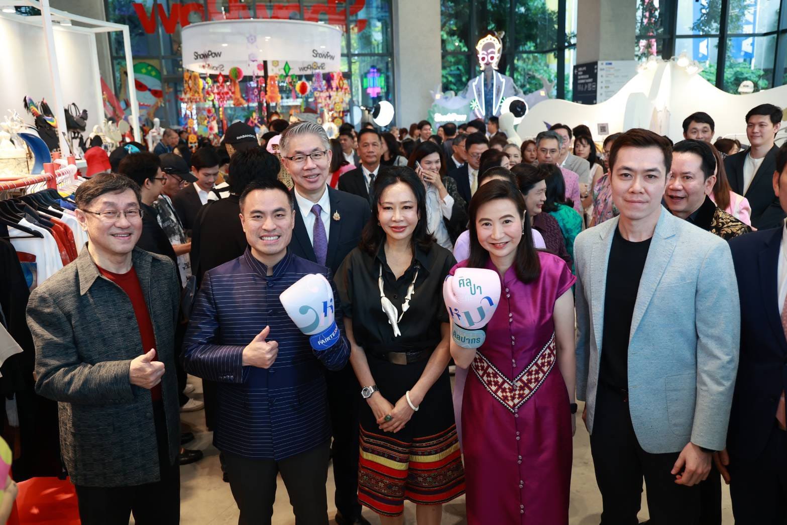 “รมว.เอกนัฏ” โชว์ “ดีพร้อม” หนุนซอฟต์พาวเวอร์แฟชั่นไทย ในงาน ShowPow ต้อนรับปีใหม่ ส่งเสริมอัตลักษณ์ท้องถิ่น นำภูมิปัญญาไทยสู่สากล