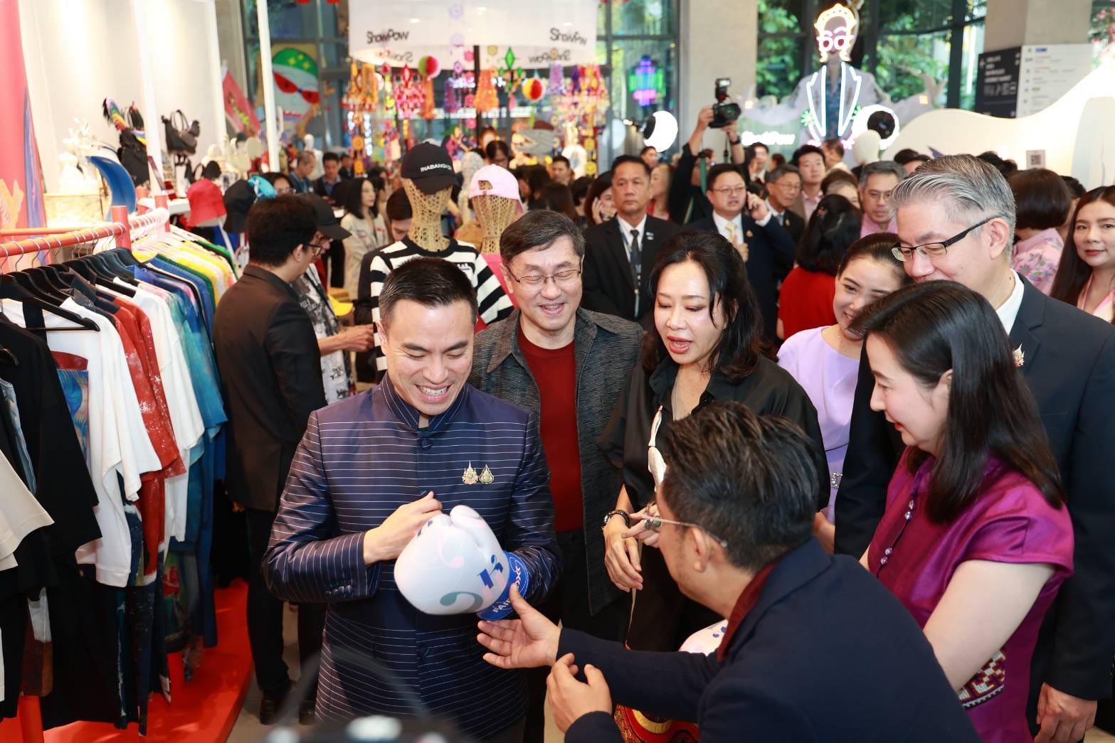 “รมว.เอกนัฏ” โชว์ “ดีพร้อม” หนุนซอฟต์พาวเวอร์แฟชั่นไทย ในงาน ShowPow ต้อนรับปีใหม่ ส่งเสริมอัตลักษณ์ท้องถิ่น นำภูมิปัญญาไทยสู่สากล
