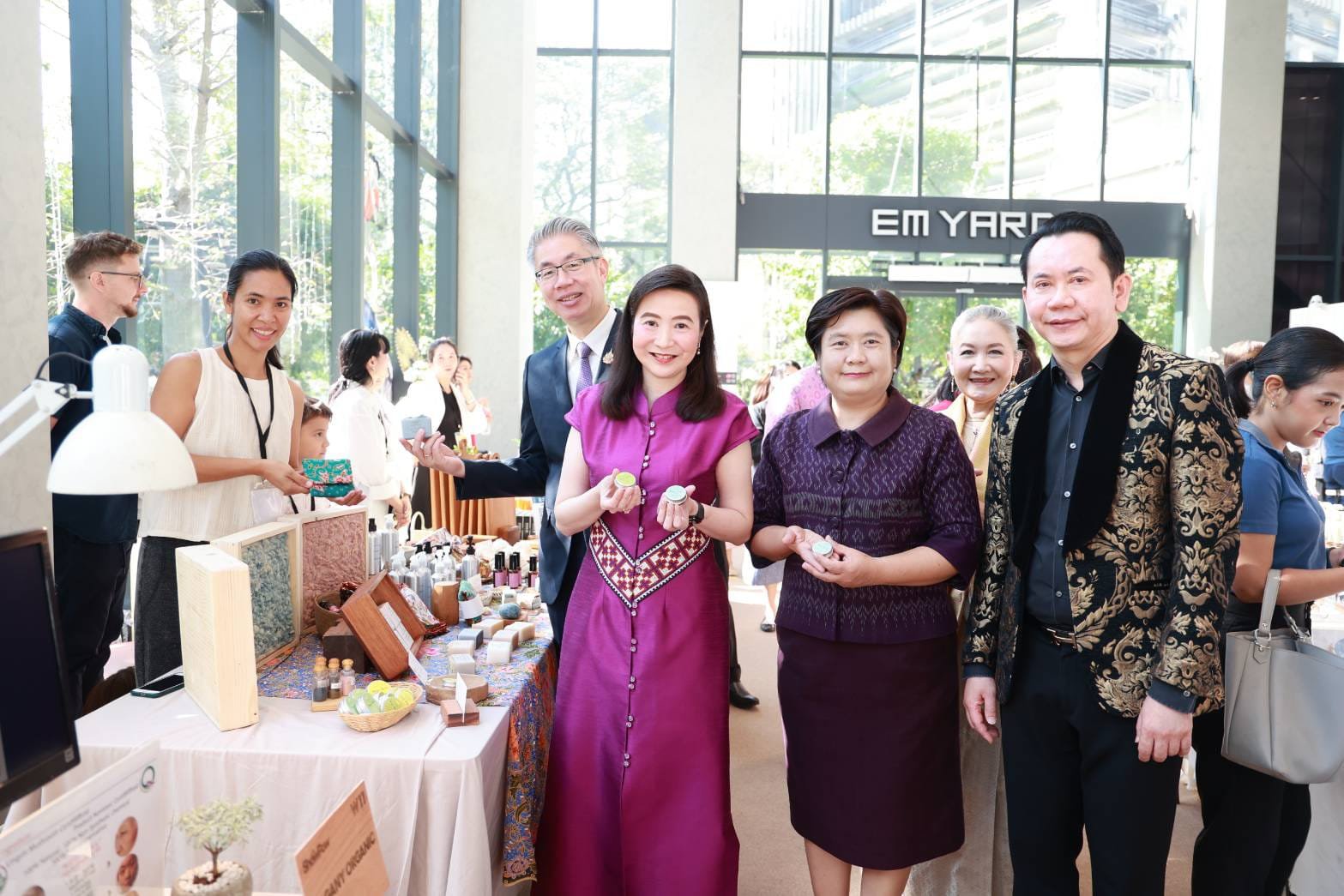 “รมว.เอกนัฏ” โชว์ “ดีพร้อม” หนุนซอฟต์พาวเวอร์แฟชั่นไทย ในงาน ShowPow ต้อนรับปีใหม่ ส่งเสริมอัตลักษณ์ท้องถิ่น นำภูมิปัญญาไทยสู่สากล