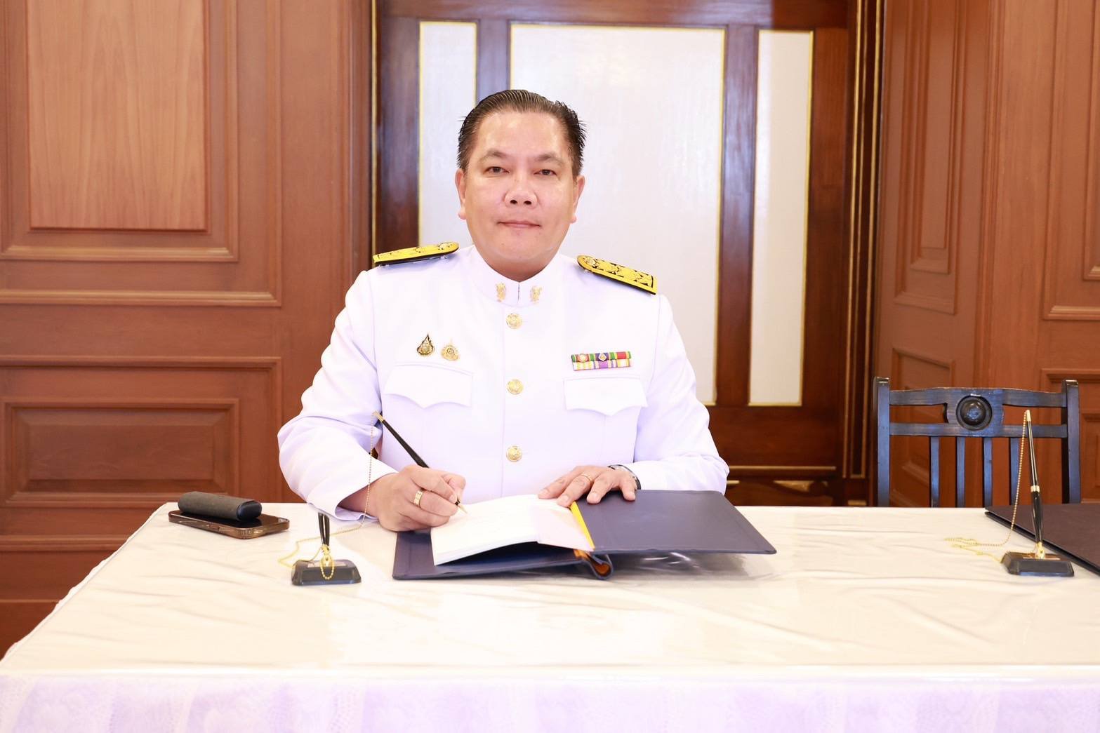 ปลัดฯ ณัฐพล นำคณะผู้บริหารกระทรวงอุตสาหกรรม ถวายพระพรชัยมงคล พระบาทสมเด็จพระเจ้าอยู่หัว และสมเด็จพระนางเจ้าฯ พระบรมราชินี เนื่องในโอกาสขึ้นปีใหม่ 2568