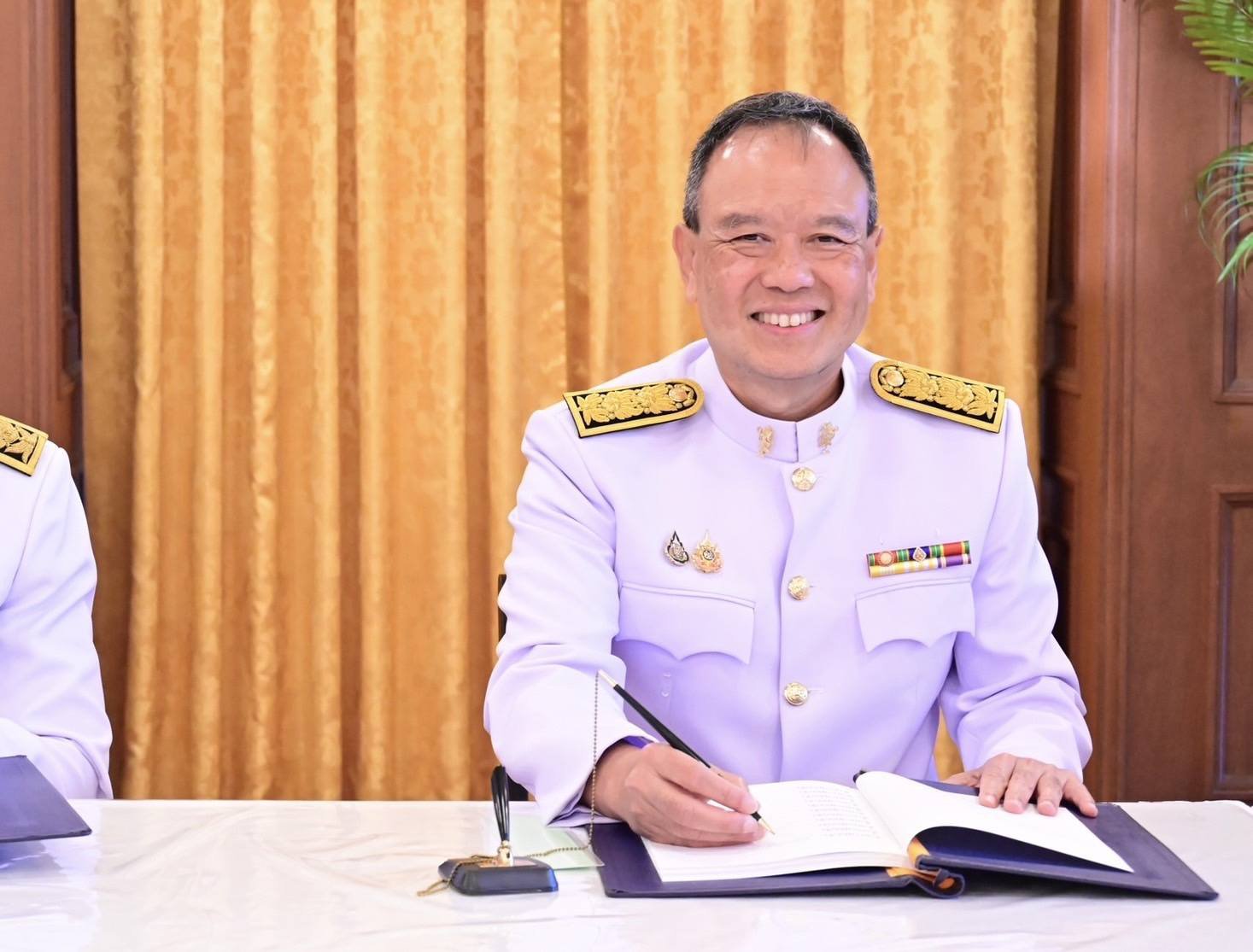 ปลัดฯ ณัฐพล นำคณะผู้บริหารกระทรวงอุตสาหกรรม ถวายพระพรชัยมงคล พระบาทสมเด็จพระเจ้าอยู่หัว และสมเด็จพระนางเจ้าฯ พระบรมราชินี เนื่องในโอกาสขึ้นปีใหม่ 2568