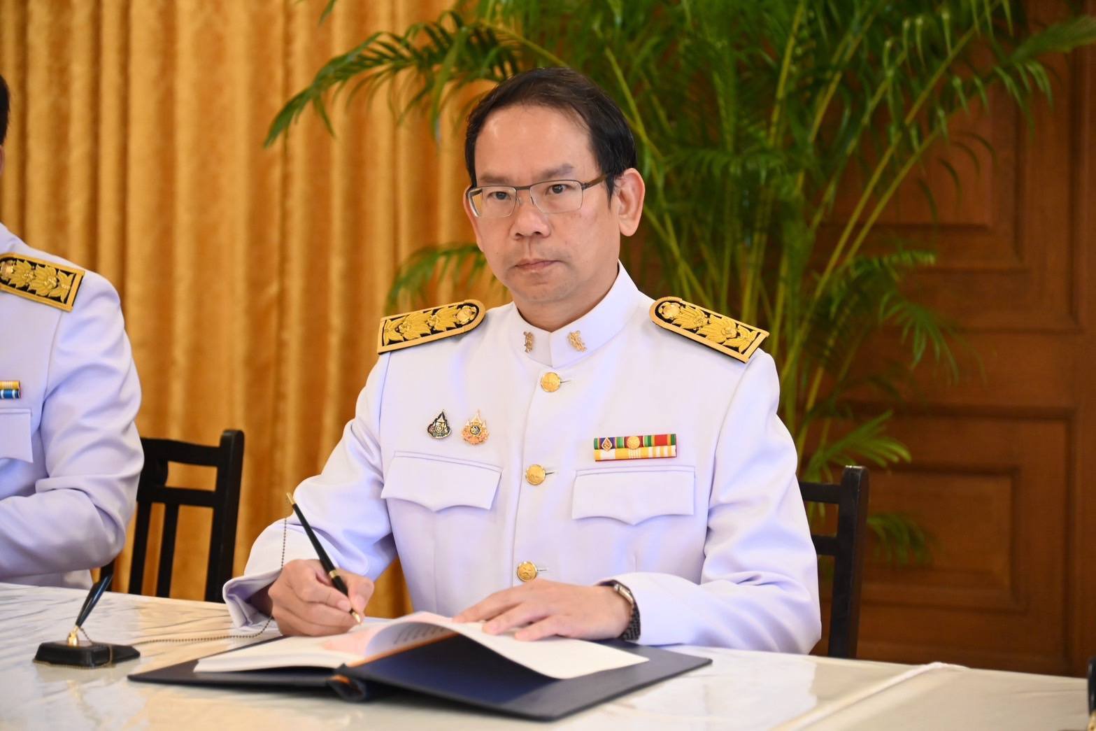 ปลัดฯ ณัฐพล นำคณะผู้บริหารกระทรวงอุตสาหกรรม ถวายพระพรชัยมงคล พระบาทสมเด็จพระเจ้าอยู่หัว และสมเด็จพระนางเจ้าฯ พระบรมราชินี เนื่องในโอกาสขึ้นปีใหม่ 2568