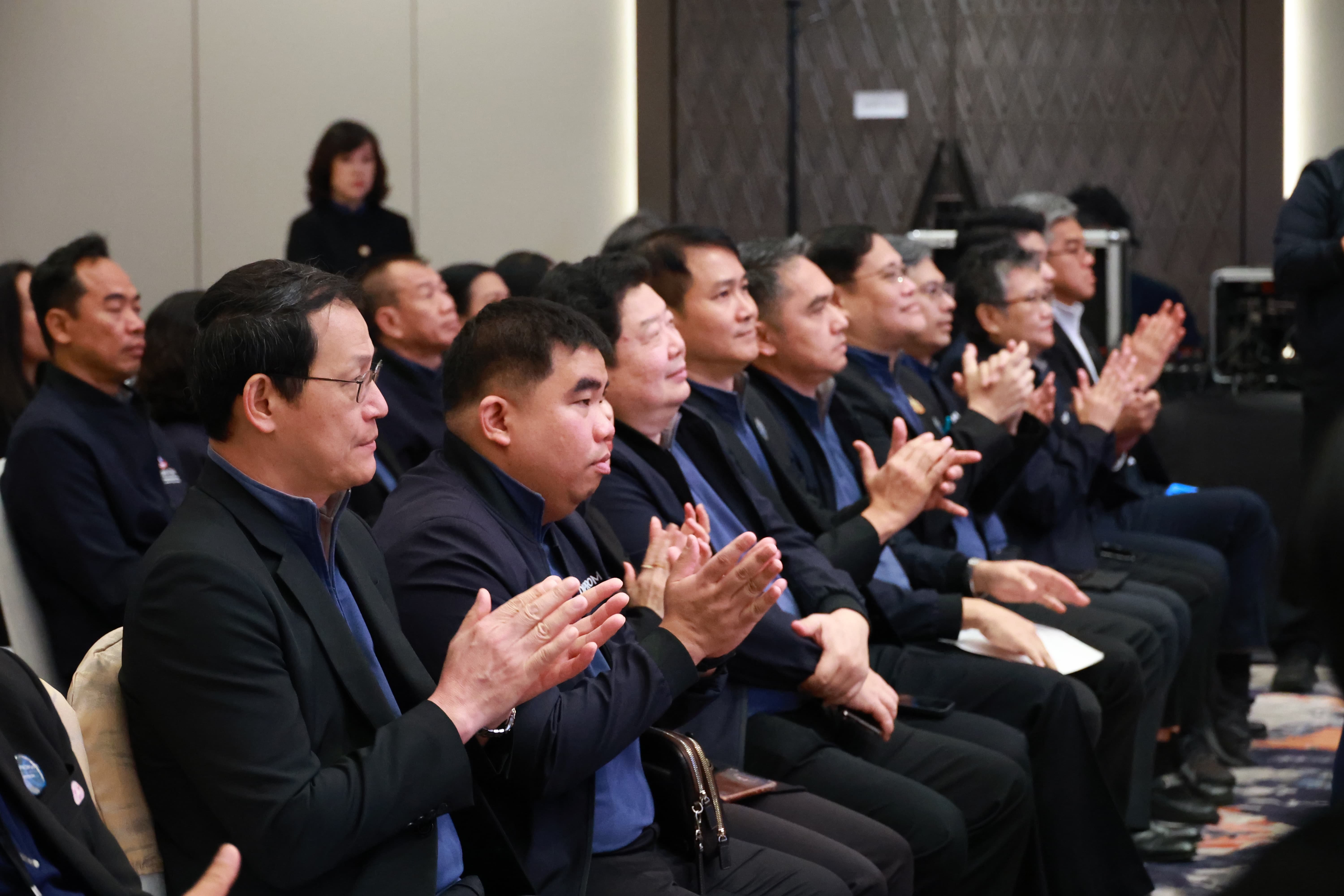 “ดีพร้อม” ขานรับนโยบาย “รมว.เอกนัฏ” มุ่งปฏิรูปอุตสาหกรรม จับมือ ส.อ.ท. ลงนาม MOU ยกระดับการพัฒนา Industry 5.0 อย่างยั่งยืน