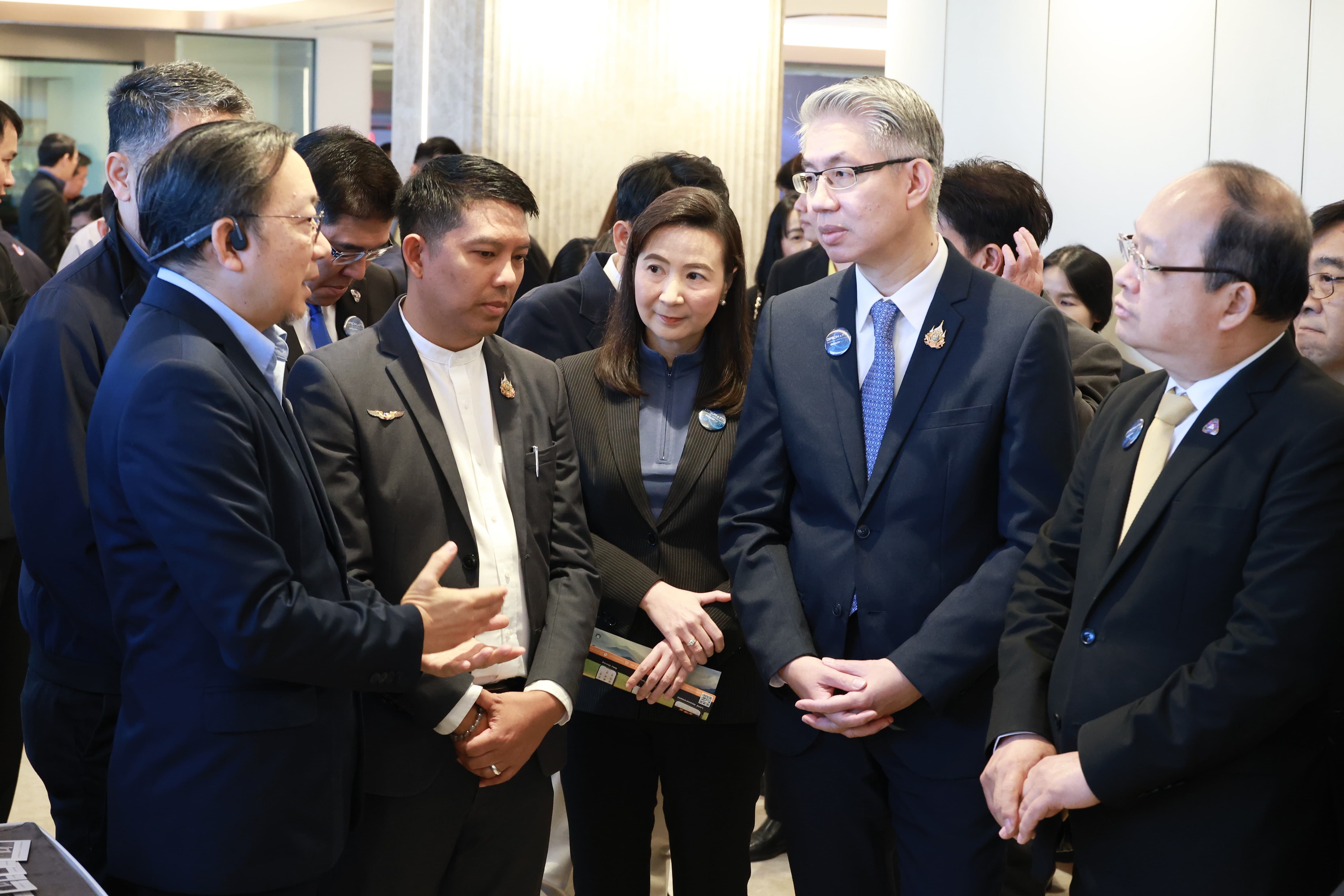 “ดีพร้อม” ขานรับนโยบาย “รมว.เอกนัฏ” มุ่งปฏิรูปอุตสาหกรรม จับมือ ส.อ.ท. ลงนาม MOU ยกระดับการพัฒนา Industry 5.0 อย่างยั่งยืน