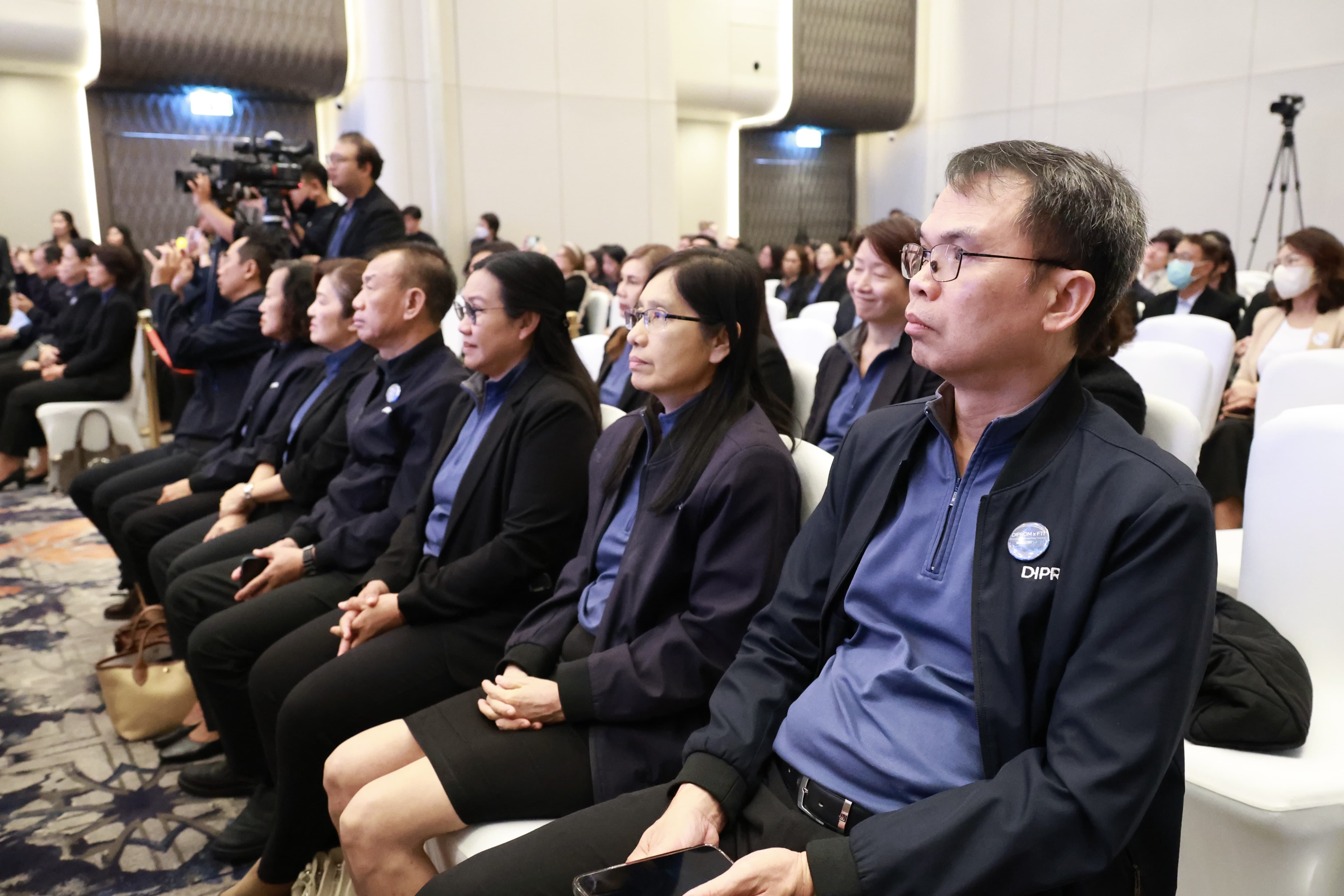“ดีพร้อม” ขานรับนโยบาย “รมว.เอกนัฏ” มุ่งปฏิรูปอุตสาหกรรม จับมือ ส.อ.ท. ลงนาม MOU ยกระดับการพัฒนา Industry 5.0 อย่างยั่งยืน