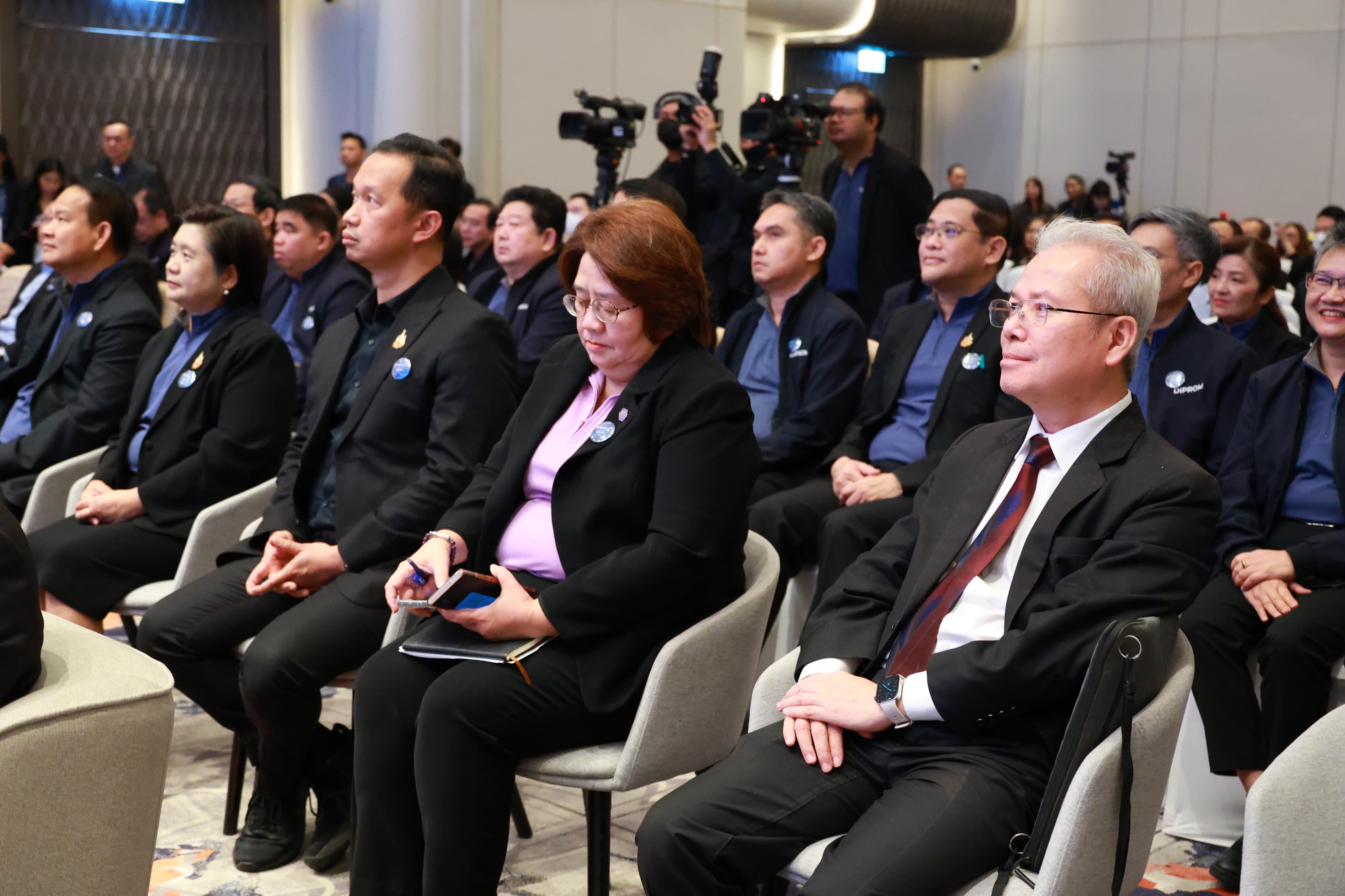 “ดีพร้อม” ขานรับนโยบาย “รมว.เอกนัฏ” มุ่งปฏิรูปอุตสาหกรรม จับมือ ส.อ.ท. ลงนาม MOU ยกระดับการพัฒนา Industry 5.0 อย่างยั่งยืน