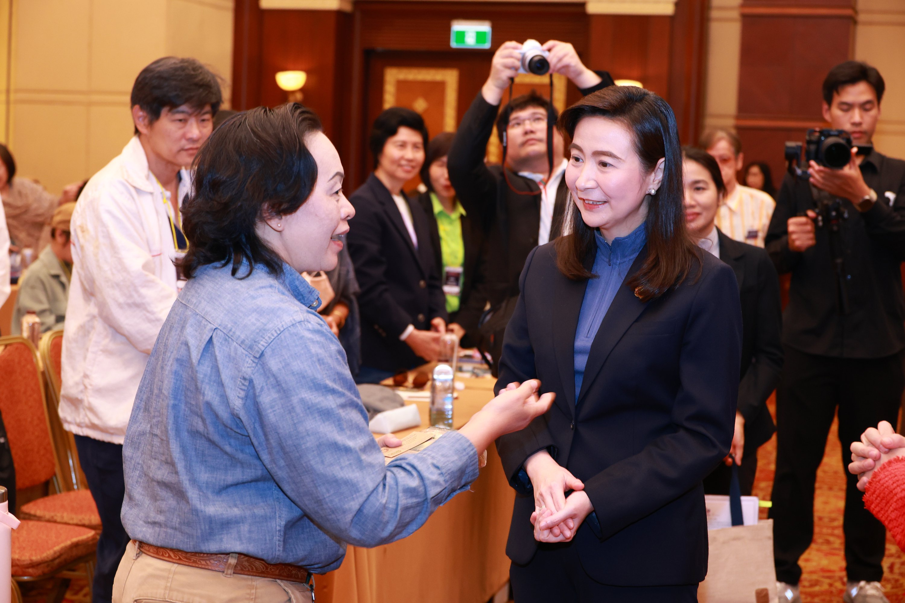 “ดีมาก????” : ดีพร้อม ปังไม่หยุด โชว์สร้างตัวตนจากผลิตภัณฑ์สินค้าชุมชน ผ่านคนสร้างเรื่อง "พลิกธุรกิจชุมชนแบบก้าวกระโดดสู่ตลาดสากล" ตามนโยบาย "รมว.เอกนัฏ"
