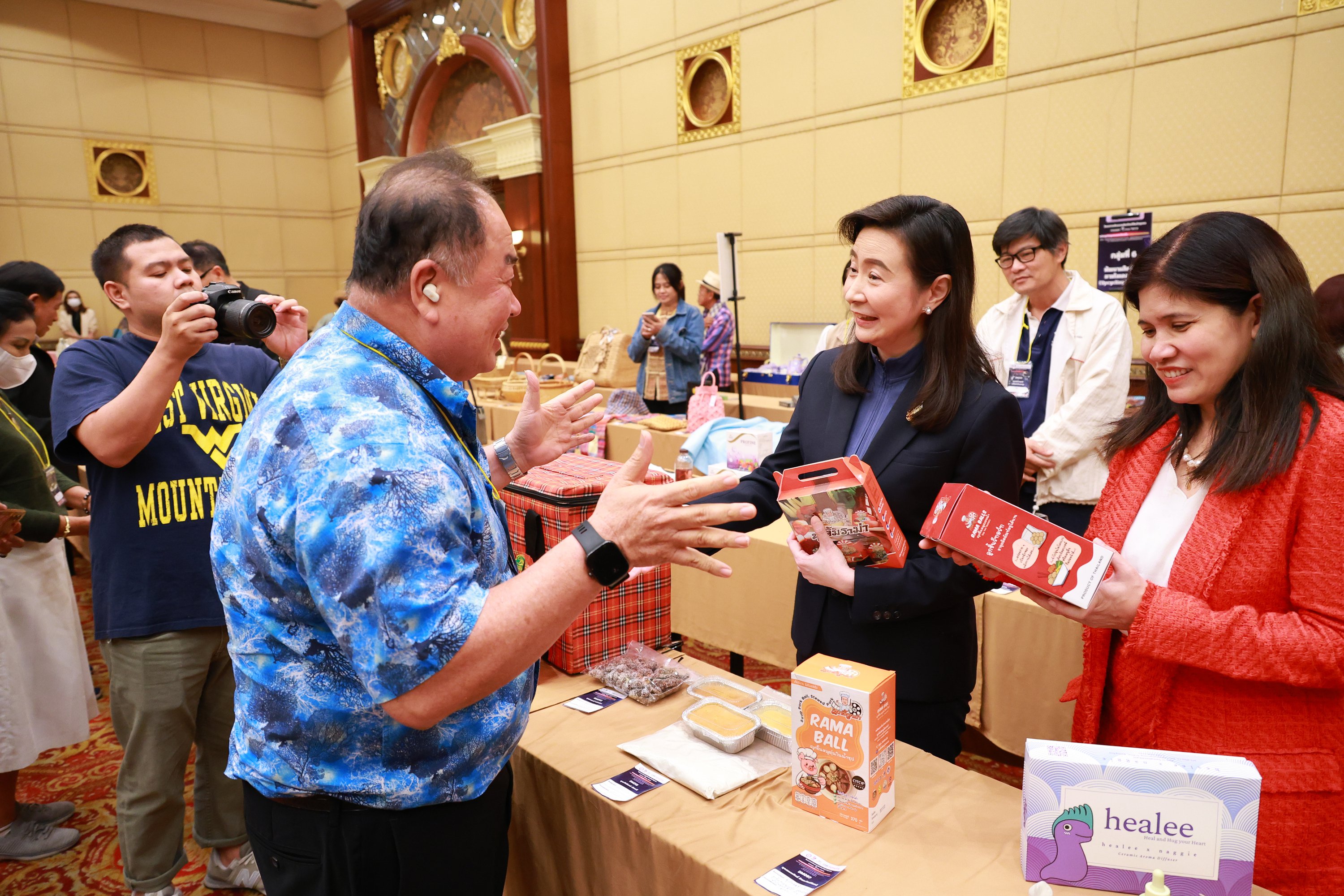 “ดีมาก????” : ดีพร้อม ปังไม่หยุด โชว์สร้างตัวตนจากผลิตภัณฑ์สินค้าชุมชน ผ่านคนสร้างเรื่อง "พลิกธุรกิจชุมชนแบบก้าวกระโดดสู่ตลาดสากล" ตามนโยบาย "รมว.เอกนัฏ"