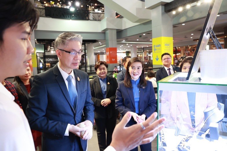 “ดีพร้อม” โชว์ผลสำเร็จผลักดันซอฟต์พาวเวอร์ไทย รับลูกต่อนโยบายเรือธง OFOS เพิ่มทักษะบุคลากรแฟชั่นไทยกว่า 2,000 คน คาดสร้างมูลค่าเพิ่มทางเศรษฐกิจกว่า 200 ล้านบาท