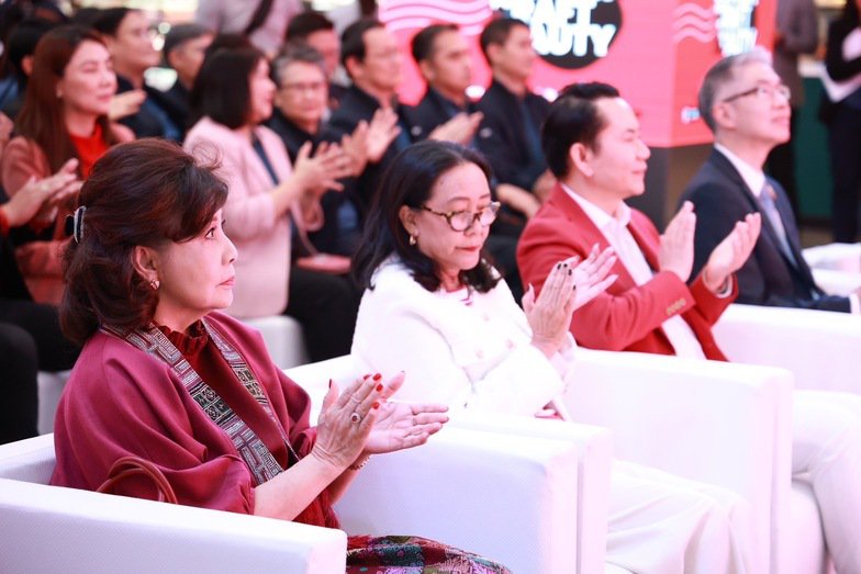 “ดีพร้อม” โชว์ผลสำเร็จผลักดันซอฟต์พาวเวอร์ไทย รับลูกต่อนโยบายเรือธง OFOS เพิ่มทักษะบุคลากรแฟชั่นไทยกว่า 2,000 คน คาดสร้างมูลค่าเพิ่มทางเศรษฐกิจกว่า 200 ล้านบาท