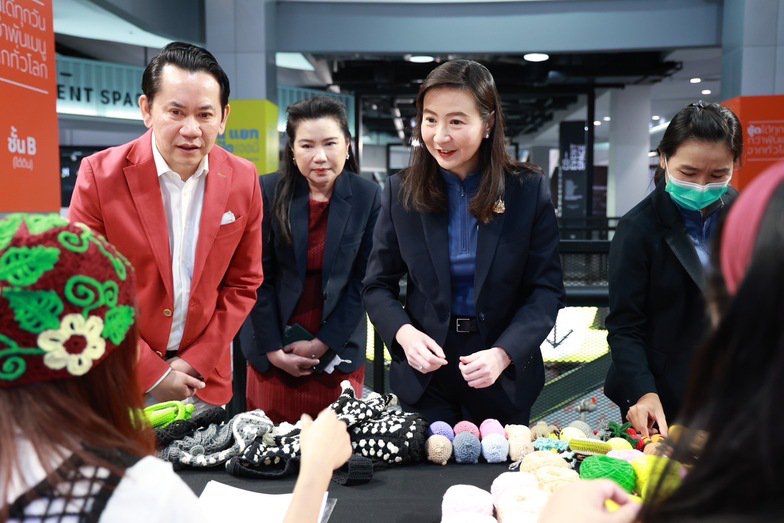 “ดีพร้อม” โชว์ผลสำเร็จผลักดันซอฟต์พาวเวอร์ไทย รับลูกต่อนโยบายเรือธง OFOS เพิ่มทักษะบุคลากรแฟชั่นไทยกว่า 2,000 คน คาดสร้างมูลค่าเพิ่มทางเศรษฐกิจกว่า 200 ล้านบาท