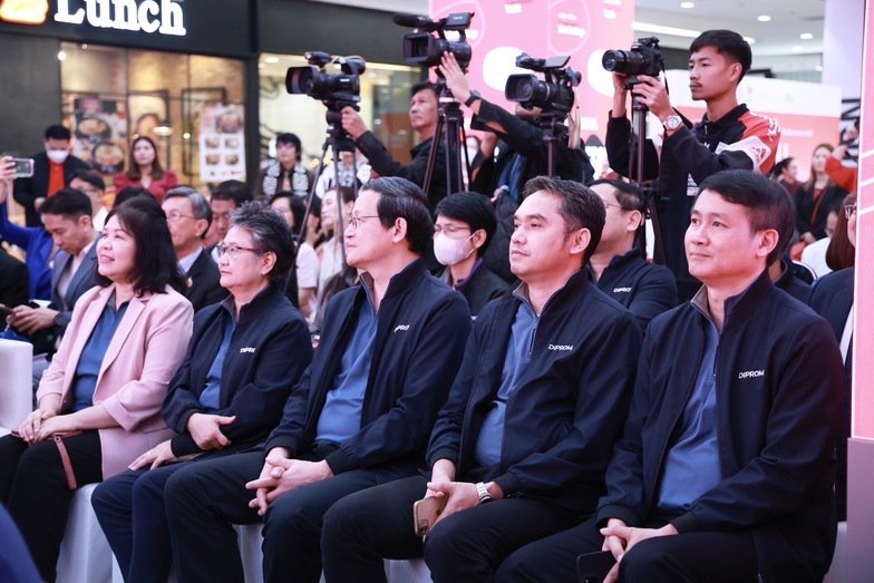 “ดีพร้อม” โชว์ผลสำเร็จผลักดันซอฟต์พาวเวอร์ไทย รับลูกต่อนโยบายเรือธง OFOS เพิ่มทักษะบุคลากรแฟชั่นไทยกว่า 2,000 คน คาดสร้างมูลค่าเพิ่มทางเศรษฐกิจกว่า 200 ล้านบาท