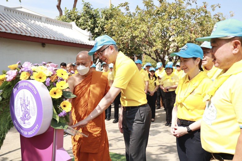 จิตอาสา ก.อุตฯ ทำความดี ปรับปรุงคุณภาพน้ำในคลองรอบวัดบวรฯ น้อมถวายเพื่อเฉลิมพระเกียรติพระบาทสมเด็จพระเจ้าอยู่หัว เนื่องในโอกาสพระราชพิธีสมมงคลพระชนมายุเท่าพระบาทสมเด็จพระพุทธยอดฟ้าจุฬาโลกมหาราช