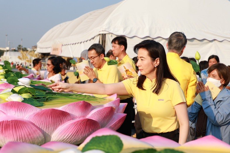 กระทรวงอุตสาหกรรมร่วมพิธีเจริญพระพุทธมนต์พระบรมสารีริกธาตุ (พระเขี้ยวแก้ว) จากวัดหลิงกวง กรุงปักกิ่ง ณ มณฑลพิธีท้องสนามหลวง