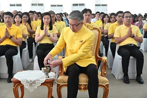 กระทรวงอุตสาหกรรมร่วมพิธีเจริญพระพุทธมนต์พระบรมสารีริกธาตุ (พระเขี้ยวแก้ว) จากวัดหลิงกวง กรุงปักกิ่ง ณ มณฑลพิธีท้องสนามหลวง