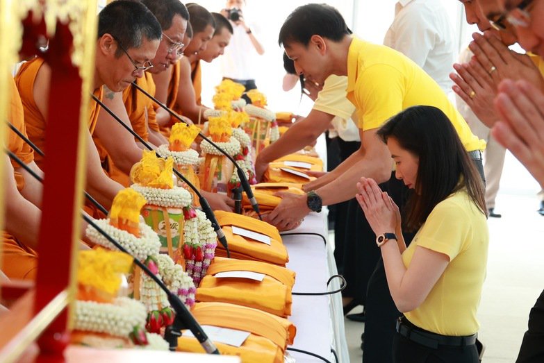 กระทรวงอุตสาหกรรมร่วมพิธีเจริญพระพุทธมนต์พระบรมสารีริกธาตุ (พระเขี้ยวแก้ว) จากวัดหลิงกวง กรุงปักกิ่ง ณ มณฑลพิธีท้องสนามหลวง