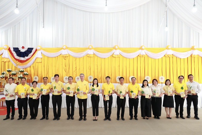กระทรวงอุตสาหกรรมร่วมพิธีเจริญพระพุทธมนต์พระบรมสารีริกธาตุ (พระเขี้ยวแก้ว) จากวัดหลิงกวง กรุงปักกิ่ง ณ มณฑลพิธีท้องสนามหลวง