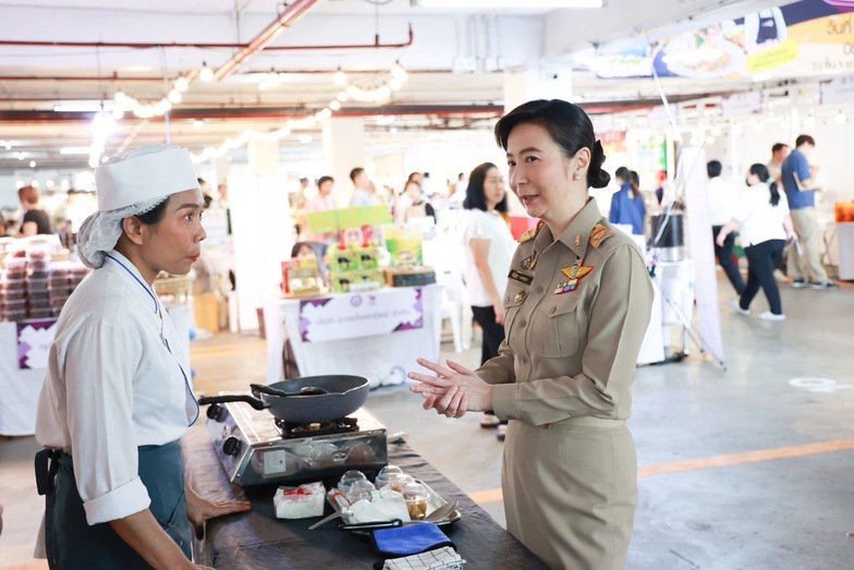 อธิบดีณัฏฐิญา ชม ช้อป ชิม ภายในงาน “เปิดครัวดีพร้อม Soft Power อาหารไทย อิ่มอร่อยที่ดีพร้อม”