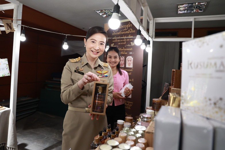 อธิบดีณัฏฐิญา ชม ช้อป ชิม ภายในงาน “เปิดครัวดีพร้อม Soft Power อาหารไทย อิ่มอร่อยที่ดีพร้อม”