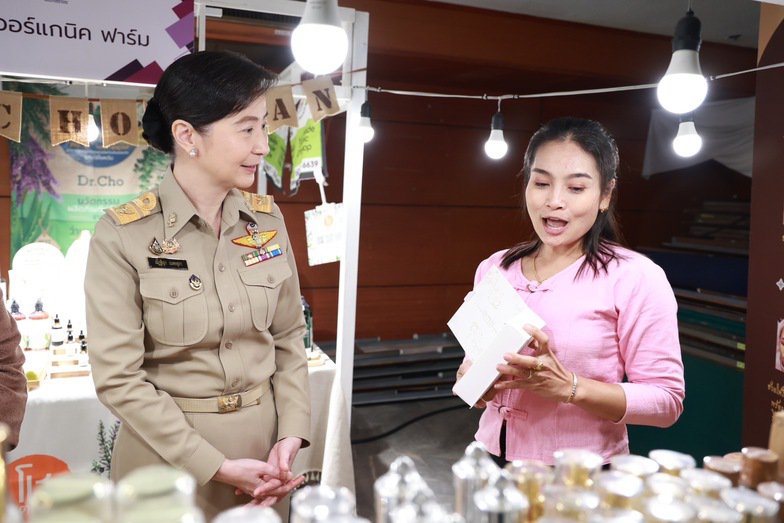 อธิบดีณัฏฐิญา ชม ช้อป ชิม ภายในงาน “เปิดครัวดีพร้อม Soft Power อาหารไทย อิ่มอร่อยที่ดีพร้อม”