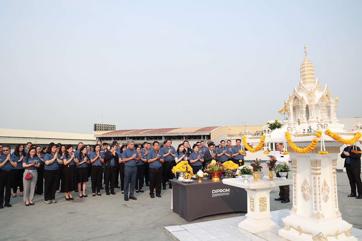83 ปี ที่ดีพร้อม “แม่ทัพณัฏฐิญา” นำทีมผู้บริหาร ข้าราชการและบุคลลากร ร่วมบวงสรวงสักการะสิ่งศักดิ์สิทธิ์ เนื่องในวันครบรอบวันคล้ายวันสถาปนา