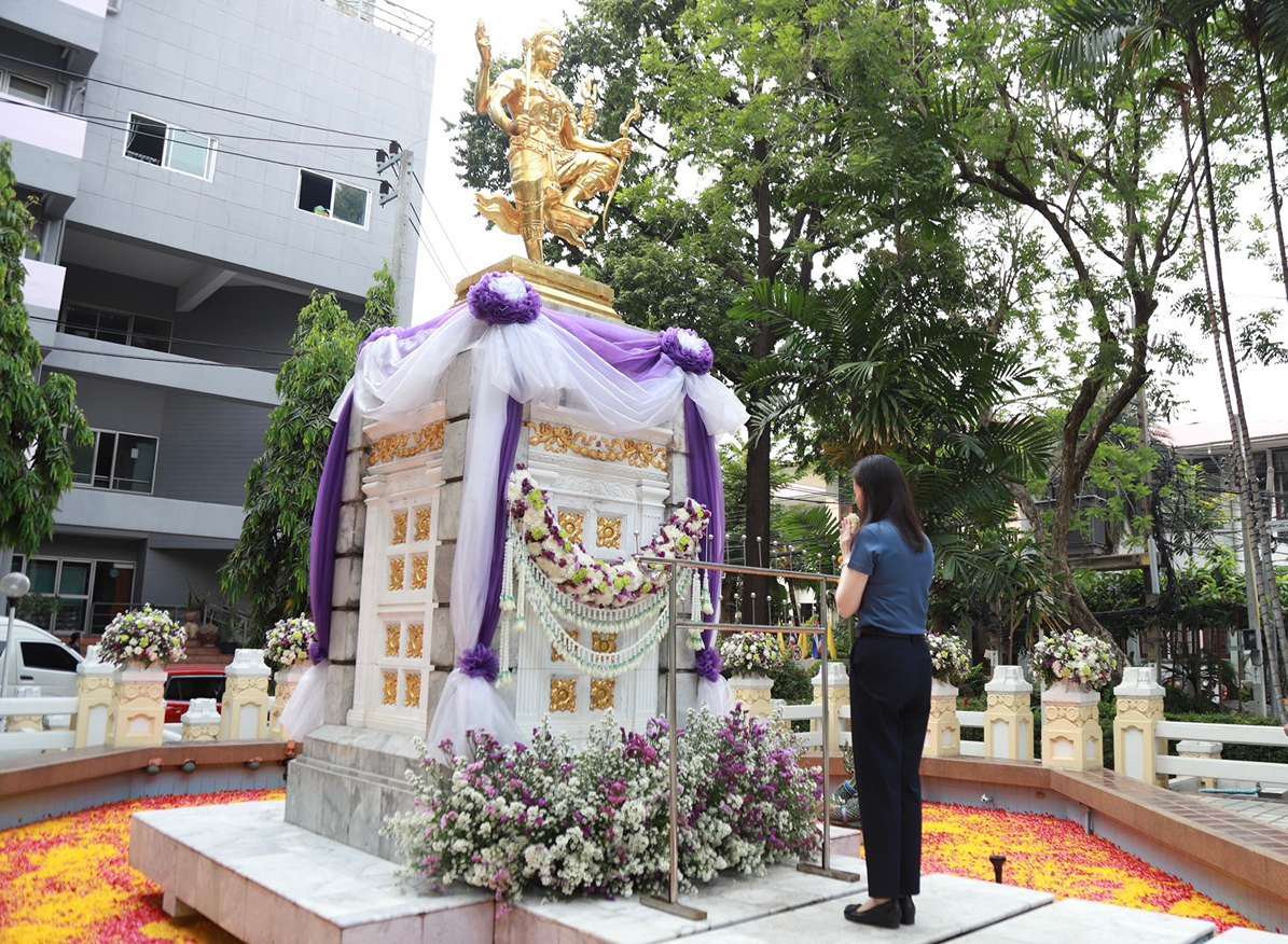 83 ปี ที่ดีพร้อม “แม่ทัพณัฏฐิญา” นำทีมผู้บริหาร ข้าราชการและบุคลลากร ร่วมบวงสรวงสักการะสิ่งศักดิ์สิทธิ์ เนื่องในวันครบรอบวันคล้ายวันสถาปนา